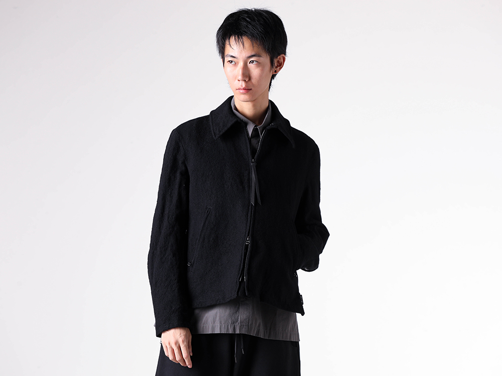 The Viridi-anne(ザ ヴィリディアン) - 25-26AW - アジャスターベルトでシルエットを変えれるジップアップブルゾン - Embroidered Wool Twill Zip-Up Blouson (VI-3897-06) - Down Proof Ball Wash Shirt (VI-3913-02) 1-001