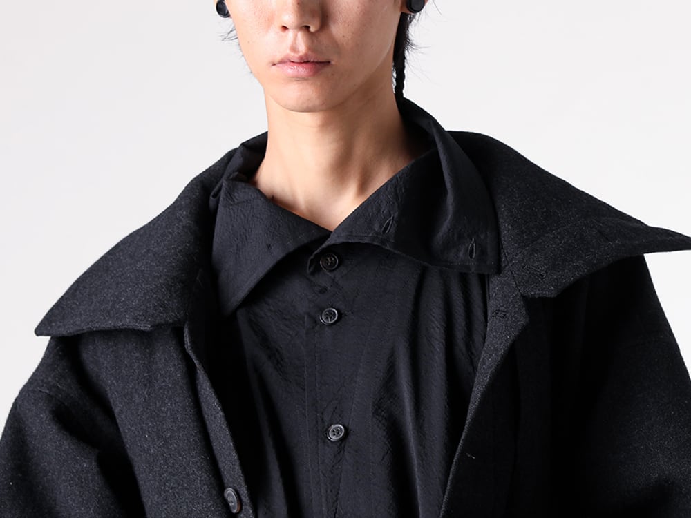 JAN-JAN VAN ESSCHE - 25AW スタイリング - 上半身 - JACKET#61 - JACKET WITH HIGH STANDING COLLAR （Jet Black） - SHIRT#110 - SHIRT JACKET WITH HIGH STANDING COLLAR （Deep Black） 1-005