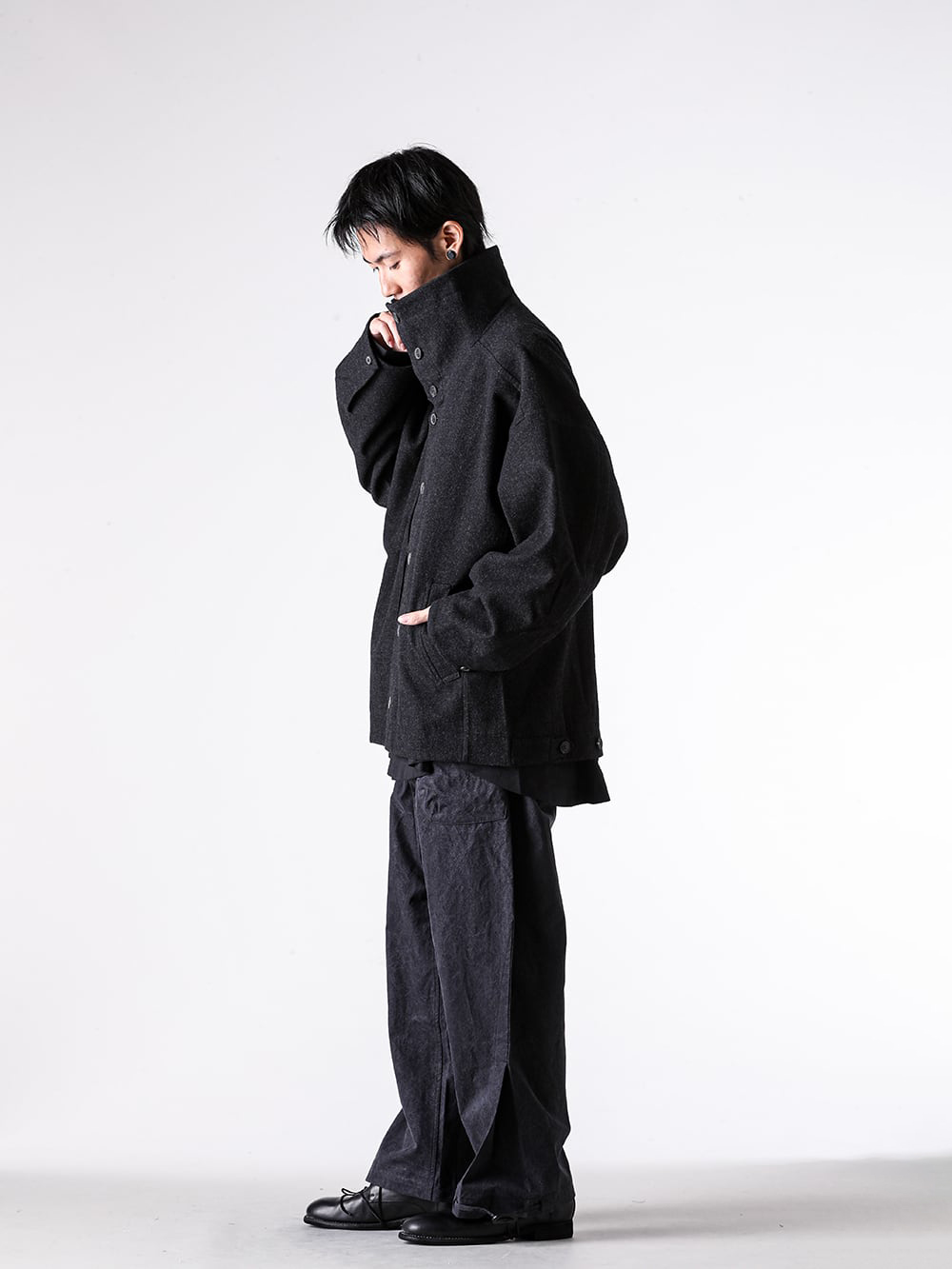 JAN-JAN VAN ESSCHE - 25AW - コーディネート全体の写真一覧 - JACKET#61 - JACKET WITH HIGH STANDING COLLAR （Jet Black） - SHIRT#110 - SHIRT JACKET WITH HIGH STANDING COLLAR （Deep Black） - TROUSERS#88 - LOOSE FIT SINGLE PLEATED TROUSERS （Black） - 992X - Classic Derby Shoes Laced Up Single Sole Wide Model （Black） 3-002