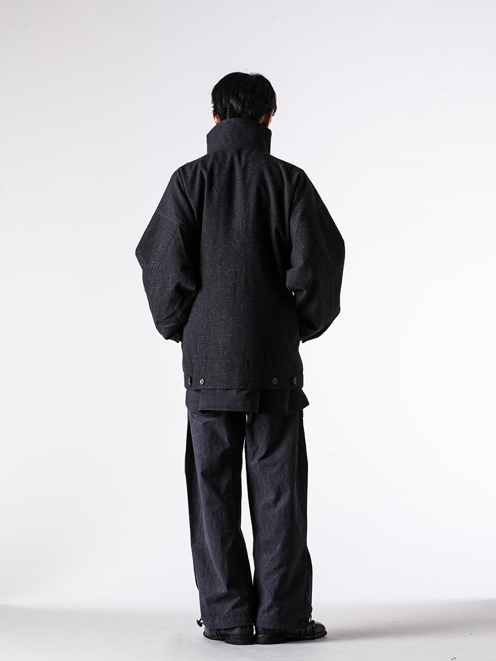 JAN-JAN VAN ESSCHE - 25AW - コーディネート全体の写真一覧 - JACKET#61 - JACKET WITH HIGH STANDING COLLAR （Jet Black） - SHIRT#110 - SHIRT JACKET WITH HIGH STANDING COLLAR （Deep Black） - TROUSERS#88 - LOOSE FIT SINGLE PLEATED TROUSERS （Black） - 992X - Classic Derby Shoes Laced Up Single Sole Wide Model （Black） 3-003