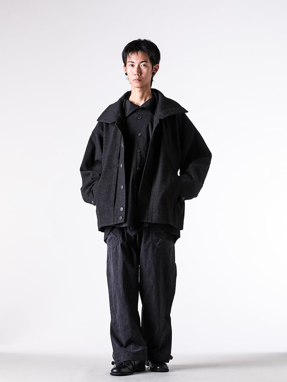 JAN-JAN VAN ESSCHE - 25AW - コーディネート全体の写真一覧 - JACKET#61 - JACKET WITH HIGH STANDING COLLAR （Jet Black） - SHIRT#110 - SHIRT JACKET WITH HIGH STANDING COLLAR （Deep Black） - TROUSERS#88 - LOOSE FIT SINGLE PLEATED TROUSERS （Black） - 992X - Classic Derby Shoes Laced Up Single Sole Wide Model （Black） 3-004