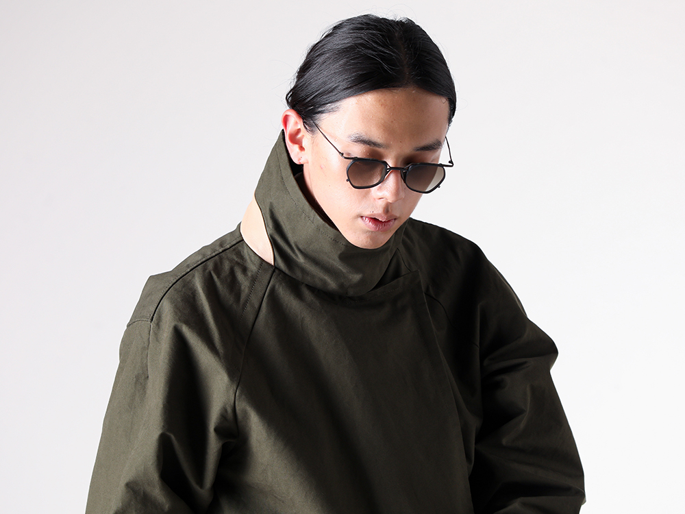 daisuke tanabe- 25-26AW - High-Neck Short Blouson Featuring Panel Construction - asbel/ventile Blouson (02_403_2 olive) - sahad Shirt (02_602 porcelain) - RG1999TVA 1-002