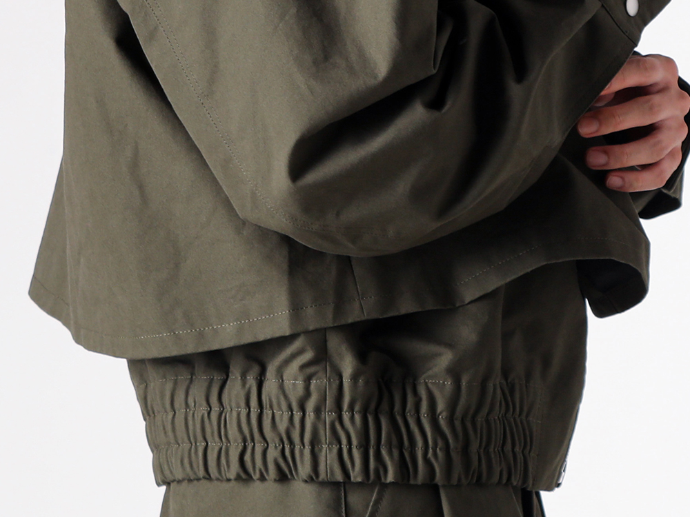 daisuke tanabe- 25-26AW - High-Neck Short Blouson Featuring Panel Construction - asbel/ventile Blouson (02_403_2 olive) - sahad Shirt (02_602 porcelain) - RG1999TVA 1-004