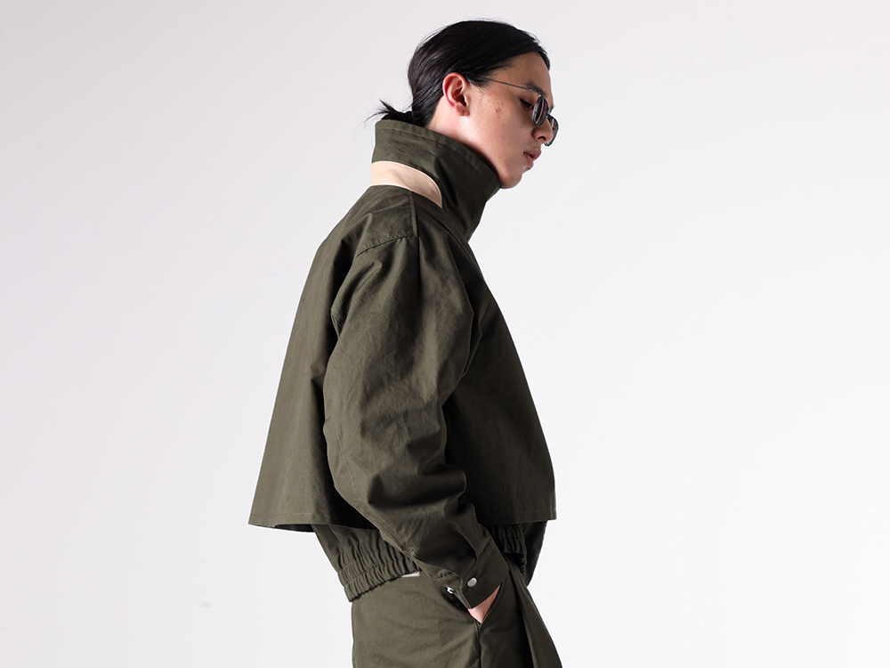 daisuke tanabe- 25-26AW - High-Neck Short Blouson Featuring Panel Construction - asbel/ventile Blouson (02_403_2 olive) - sahad Shirt (02_602 porcelain) - RG1999TVA 1-007