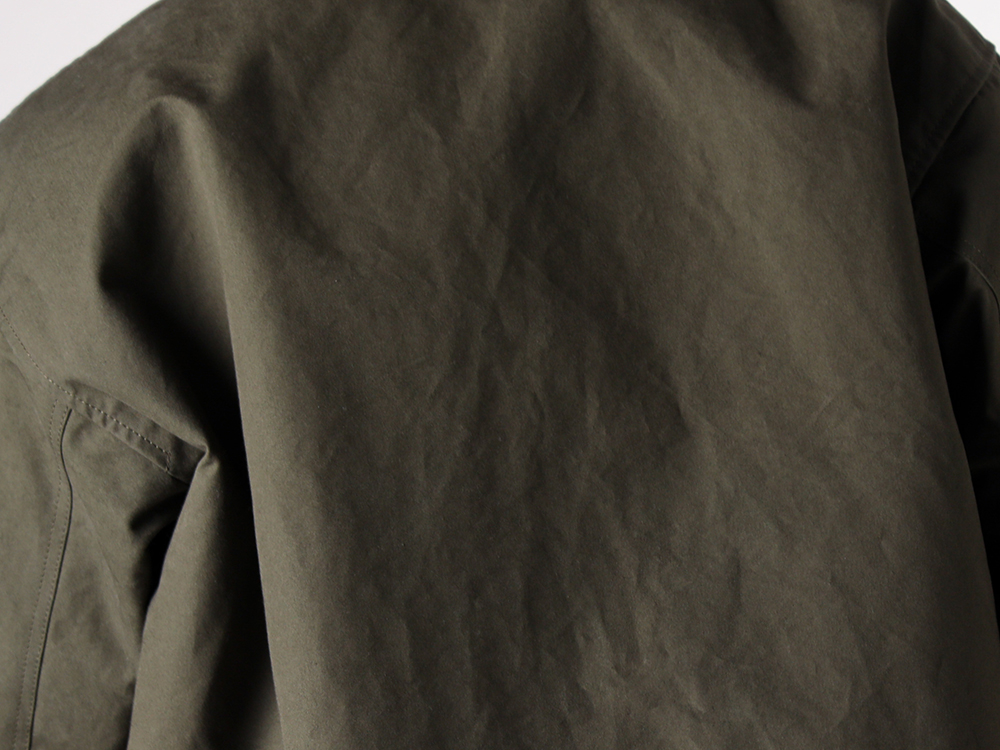 daisuke tanabe- 25-26AW - High-Neck Short Blouson Featuring Panel Construction - asbel/ventile Blouson (02_403_2 olive) - sahad Shirt (02_602 porcelain) - RG1999TVA 1-008