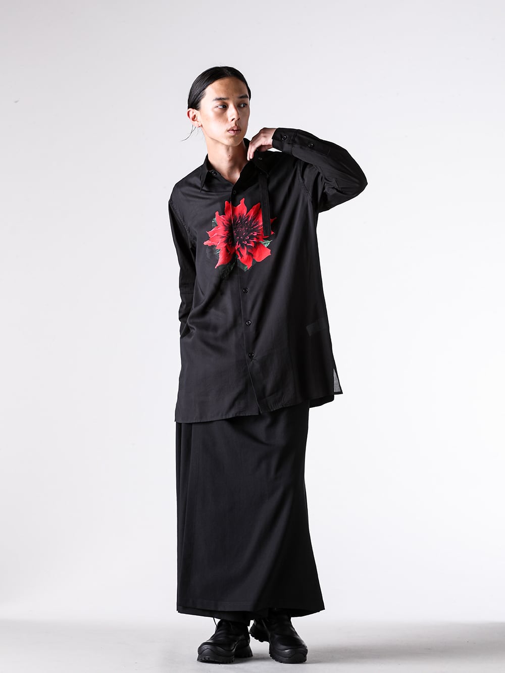 Y's for men - 25AW - Full Outfit Photo Gallery - ML-B18-857 - Black Dahlia Print BIG Blouse - HM-P07-100 - wraparound pants - HL-E27-772 - LACE UP SIDE ZIP boots 3-001