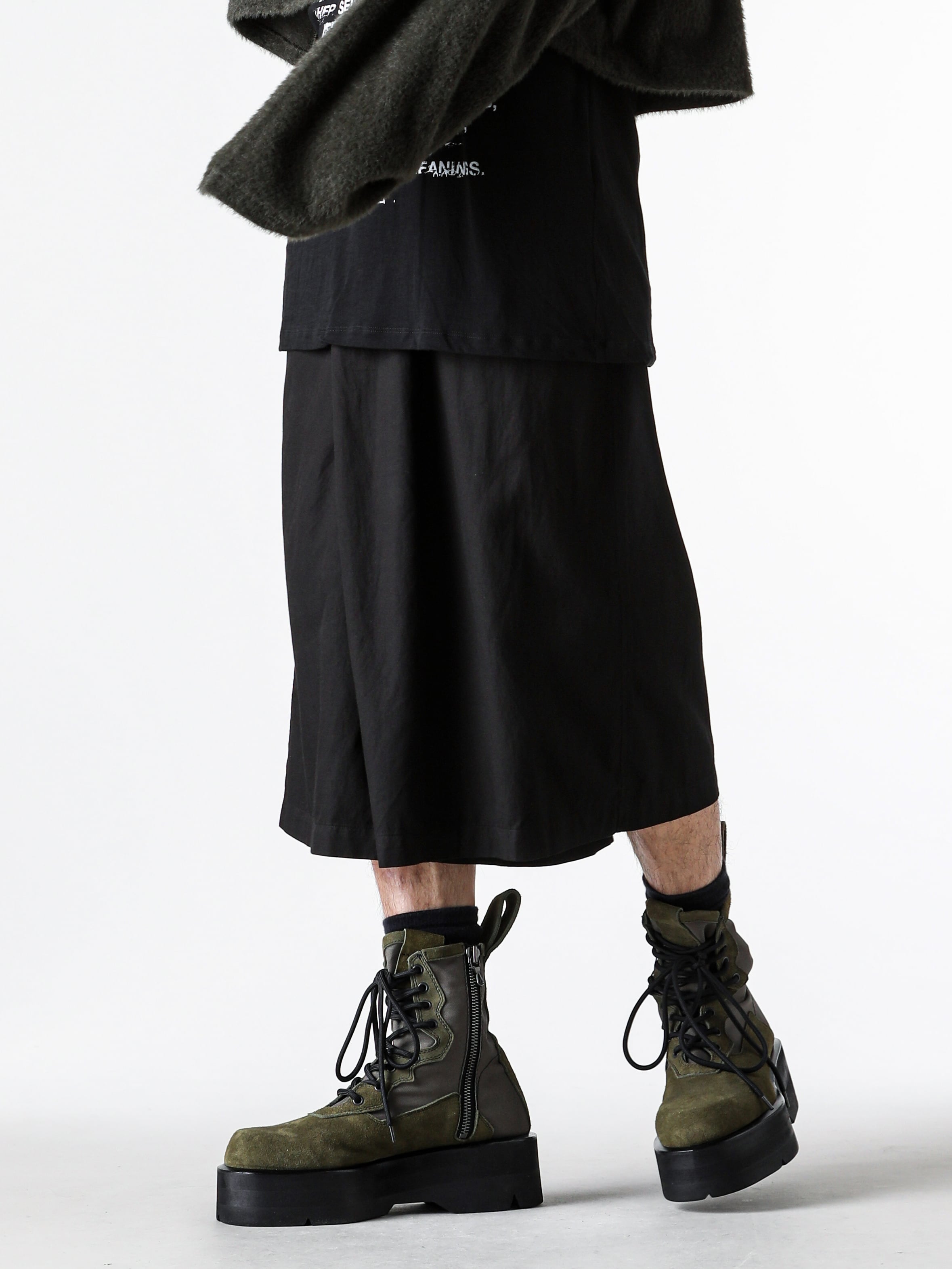 JULIUS - 25AW  - Shorts Highlighting Drapes Formed by a Single Tuck - 917PAM19 - RAYON/COTTON CLOTH PANTS - 907FWM1-S - COW VELOR BOOTS 2-001