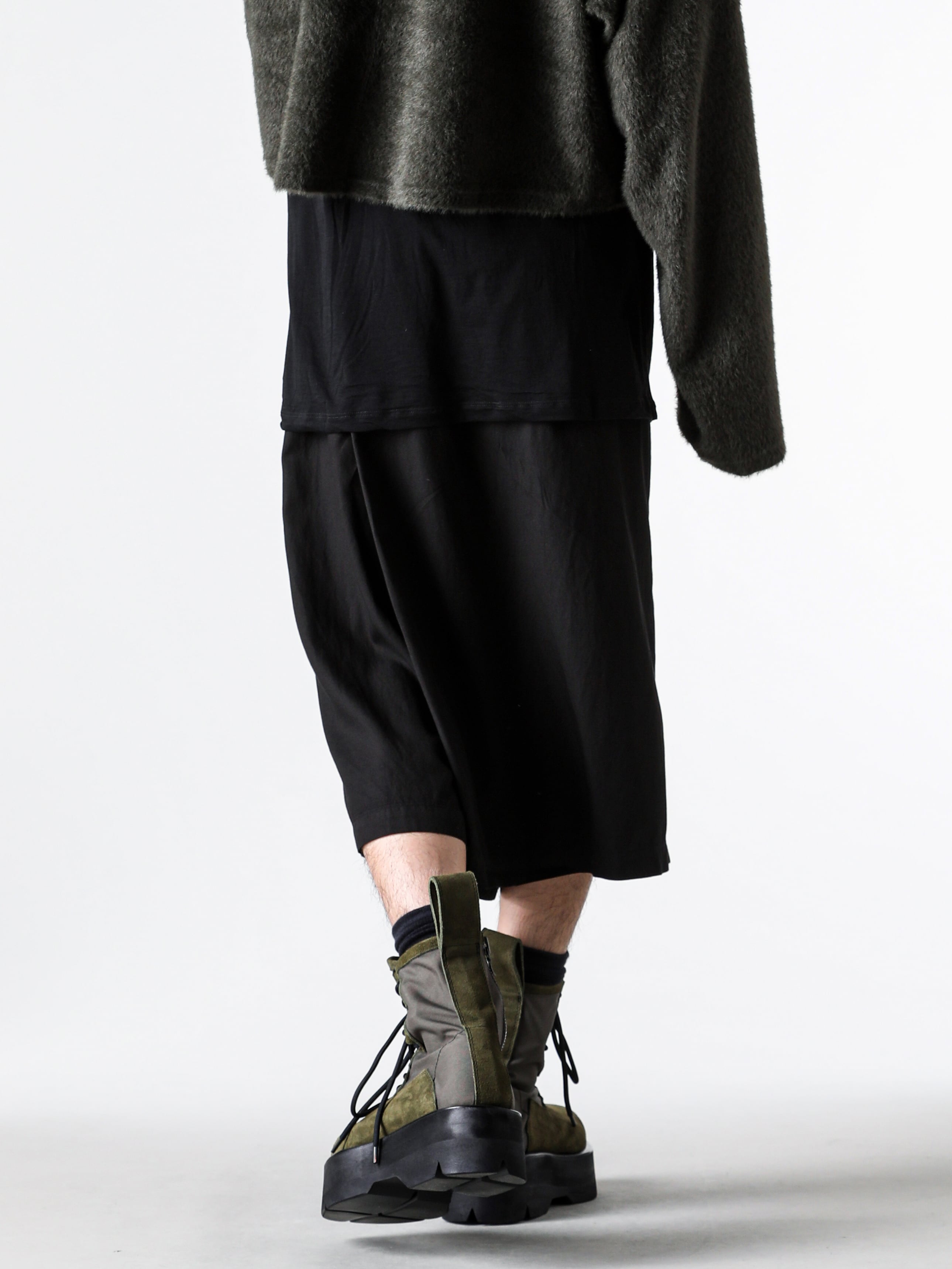 JULIUS - 25AW - Shorts Highlighting Drapes Formed by a Single Tuck - 917PAM19 - RAYON/COTTON CLOTH PANTS - 907FWM1-S - COW VELOR BOOTS 2-003