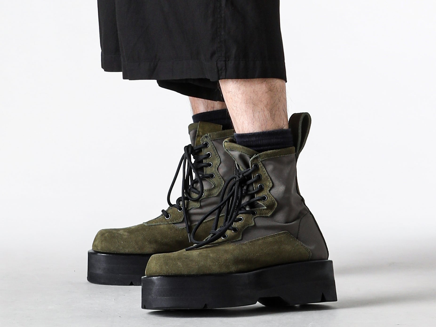 JULIUS - 25AW - Shorts Highlighting Drapes Formed by a Single Tuck - 917PAM19 - RAYON/COTTON CLOTH PANTS - 907FWM1-S - COW VELOR BOOTS 2-004