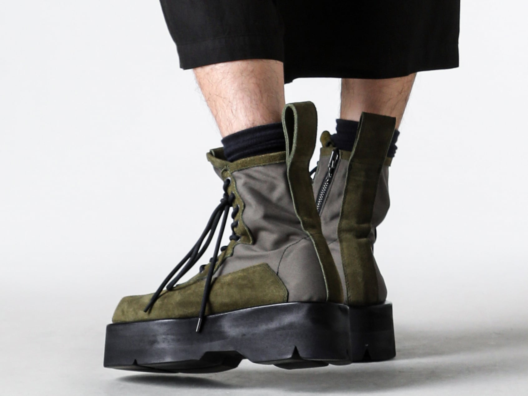 JULIUS - 25AW - Shorts Highlighting Drapes Formed by a Single Tuck - 917PAM19 - RAYON/COTTON CLOTH PANTS - 907FWM1-S - COW VELOR BOOTS 2-005