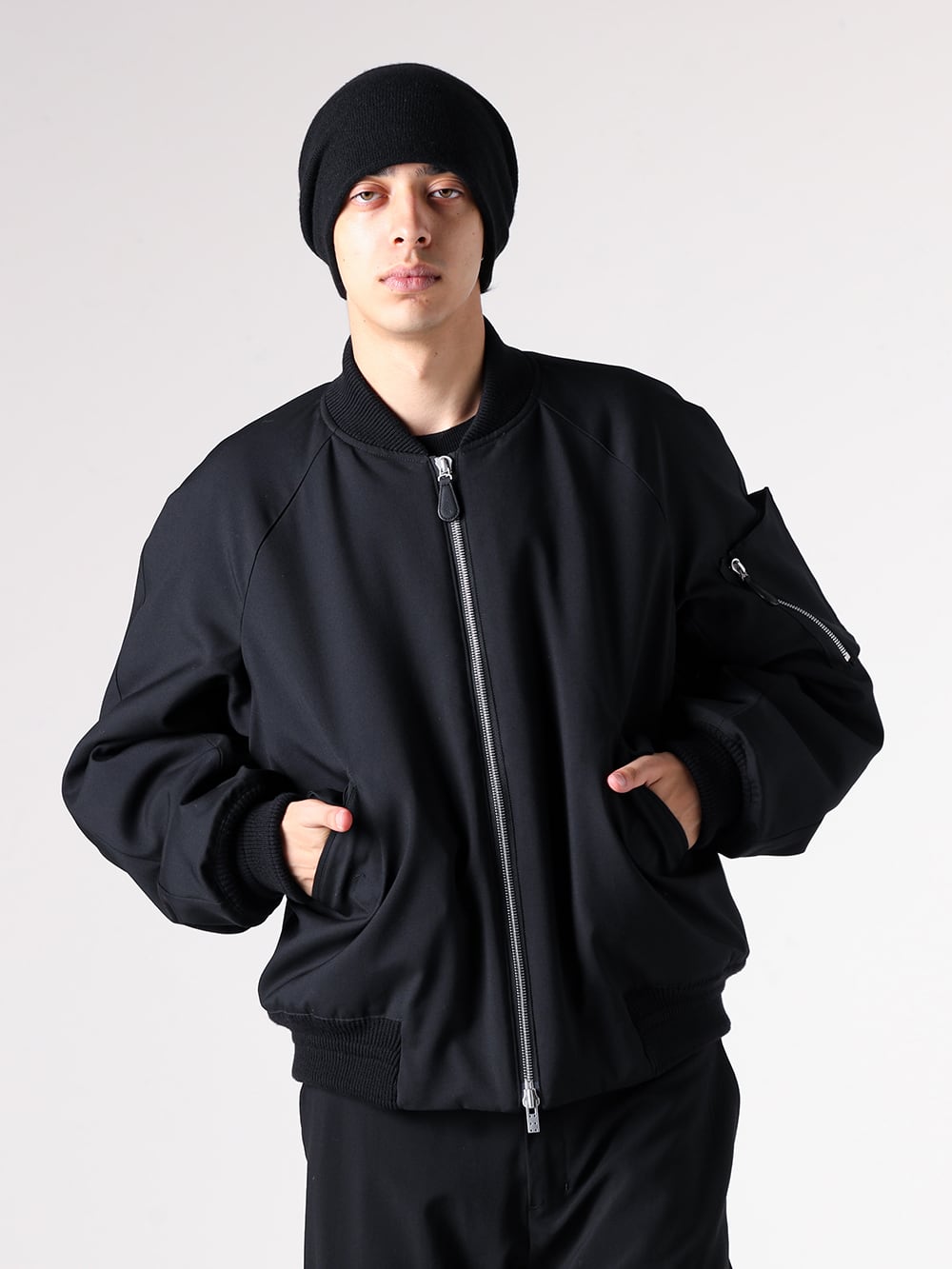 CROMAGNON - 25AW スタイリング - 従来のMA-1を現代的デザインに落とし込んだボンバージャケット - CJ-LSRGB - MA-1 Jacket Wool Gabardine - KTS-MCK3 - Knit Long Sleeve Merino Wool / Cotton - CK-CKT1 - Knit Cap Pure Cashmere 1-001