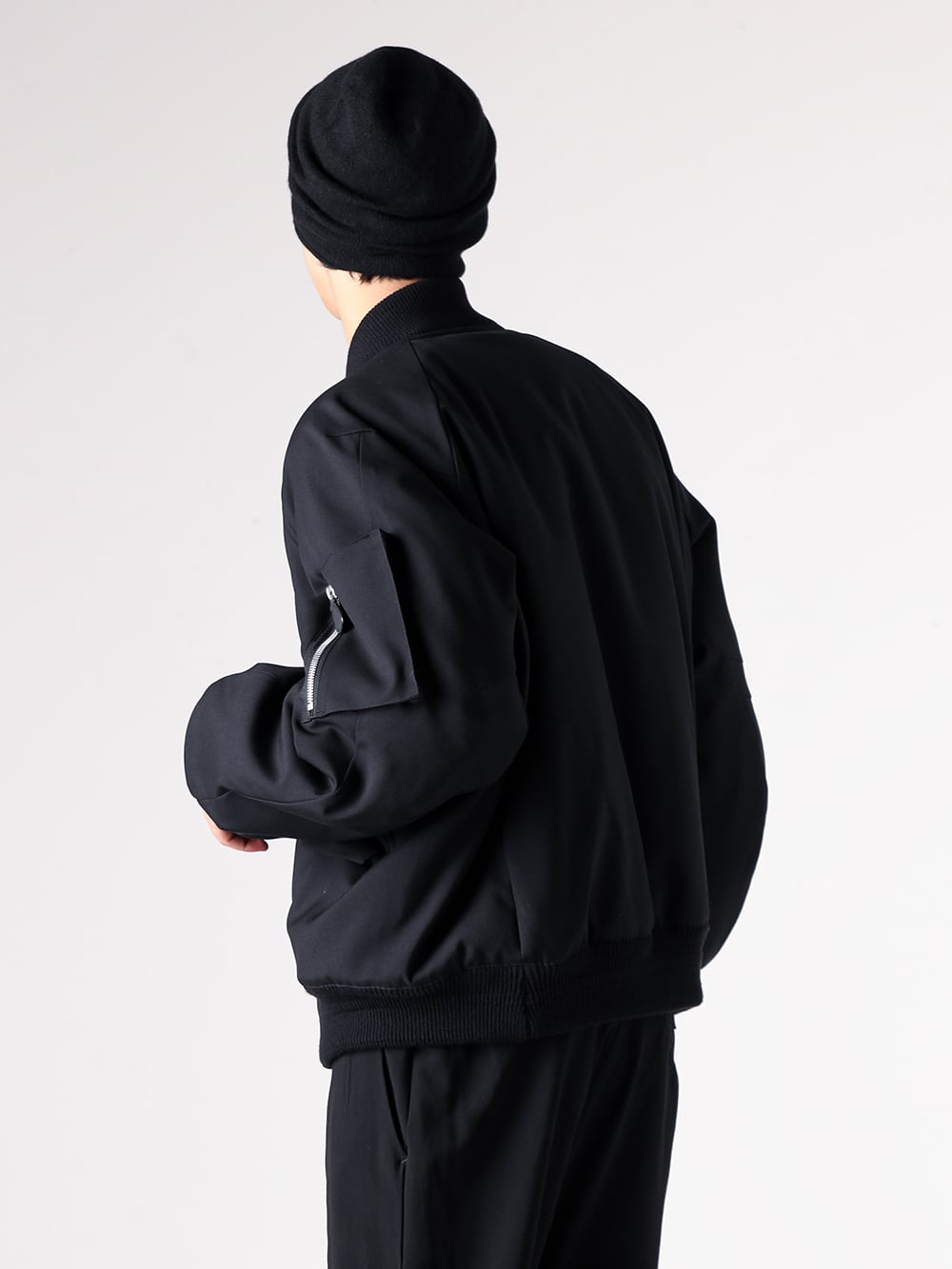 CROMAGNON - 25AW スタイリング - 従来のMA-1を現代的デザインに落とし込んだボンバージャケット - CJ-LSRGB - MA-1 Jacket Wool Gabardine - KTS-MCK3 - Knit Long Sleeve Merino Wool / Cotton - CK-CKT1 - Knit Cap Pure Cashmere 1-002