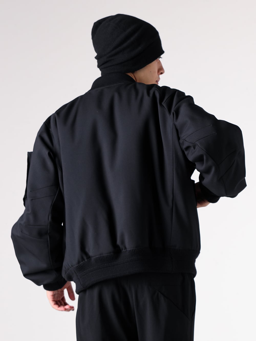 CROMAGNON - 25AW スタイリング - 従来のMA-1を現代的デザインに落とし込んだボンバージャケット - CJ-LSRGB - MA-1 Jacket Wool Gabardine - KTS-MCK3 - Knit Long Sleeve Merino Wool / Cotton - CK-CKT1 - Knit Cap Pure Cashmere 1-003