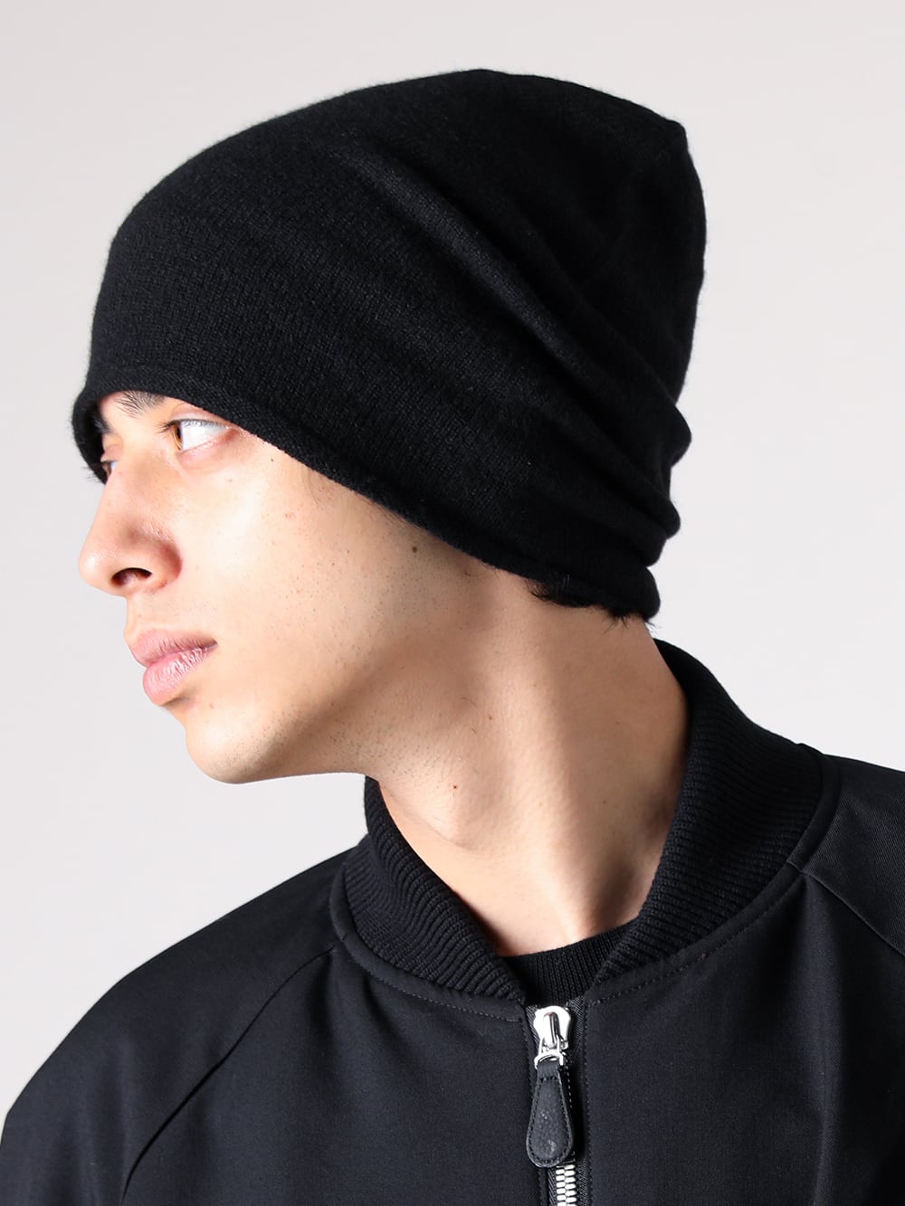 CROMAGNON - 25AW スタイリング - 従来のMA-1を現代的デザインに落とし込んだボンバージャケット - CJ-LSRGB - MA-1 Jacket Wool Gabardine - KTS-MCK3 - Knit Long Sleeve Merino Wool / Cotton - CK-CKT1 - Knit Cap Pure Cashmere 1-005