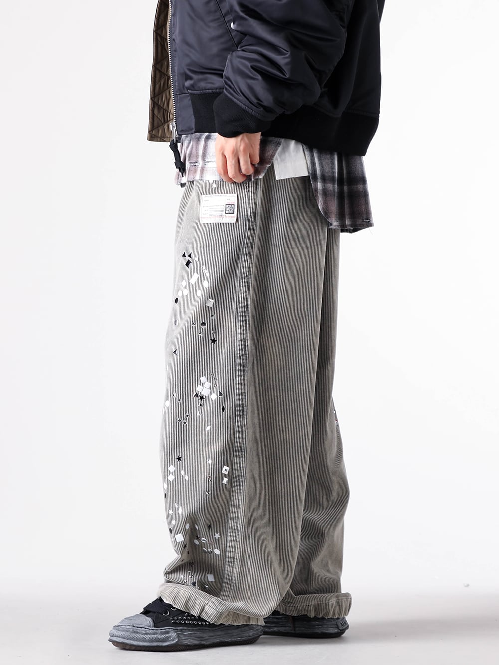 Maison MIHARA YASUHIRO - 25AW  - Wide Trousers Expressing a Vintage Look Through Bleaching - A15PT034 - Embellished Corduroy Trousers - A15FW721 - PETERSON 23 /Original Sole Studded Paint Canvas Low-Top Sneaker 2-002