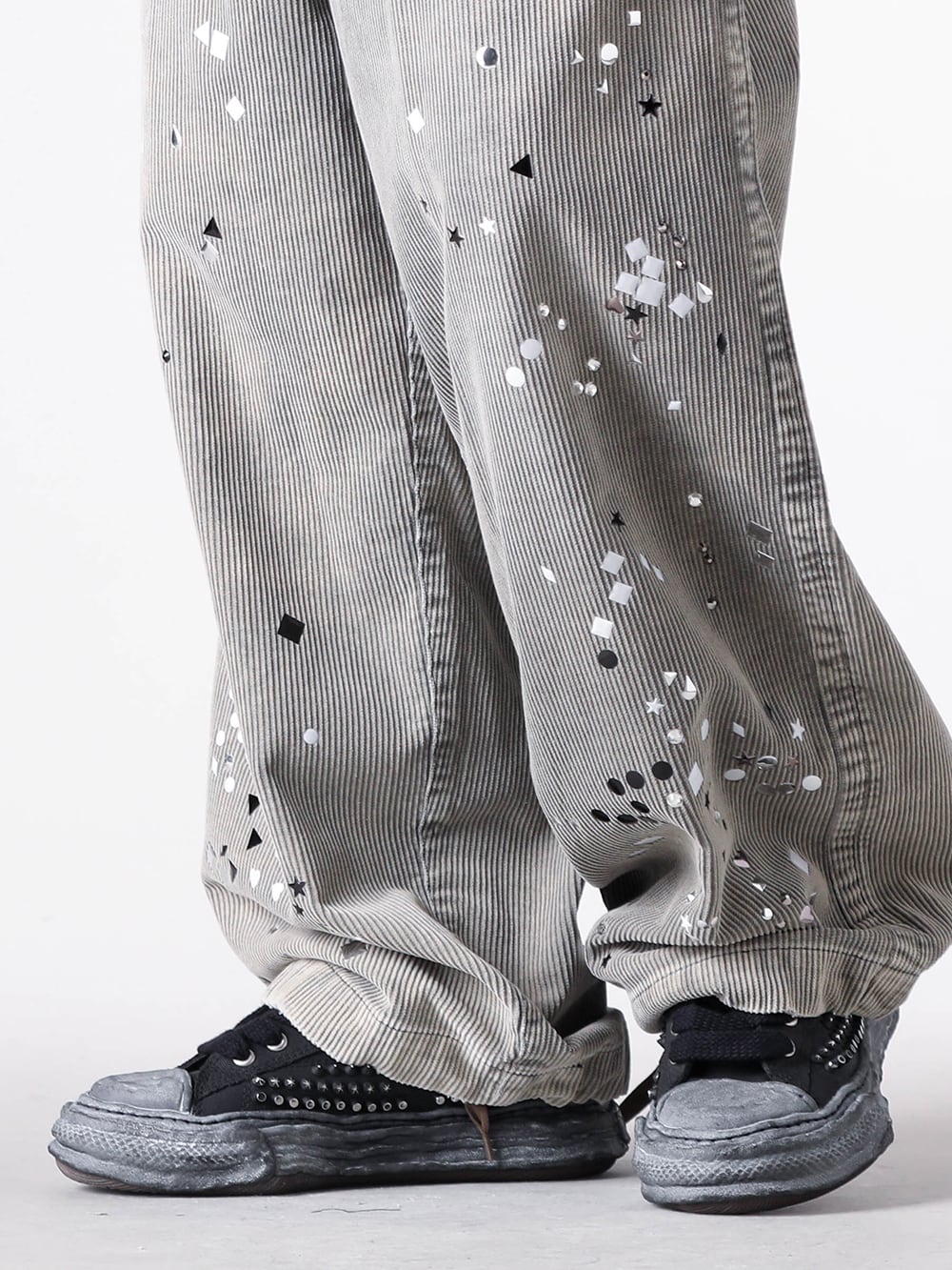 Maison MIHARA YASUHIRO - 25AW  - Wide Trousers Expressing a Vintage Look Through Bleaching - A15PT034 - Embellished Corduroy Trousers - A15FW721 - PETERSON 23 /Original Sole Studded Paint Canvas Low-Top Sneaker 2-005