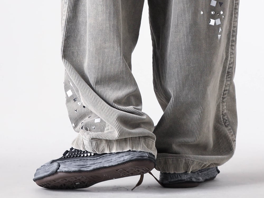 Maison MIHARA YASUHIRO - 25AW  - Wide Trousers Expressing a Vintage Look Through Bleaching - A15PT034 - Embellished Corduroy Trousers - A15FW721 - PETERSON 23 /Original Sole Studded Paint Canvas Low-Top Sneaker 2-006