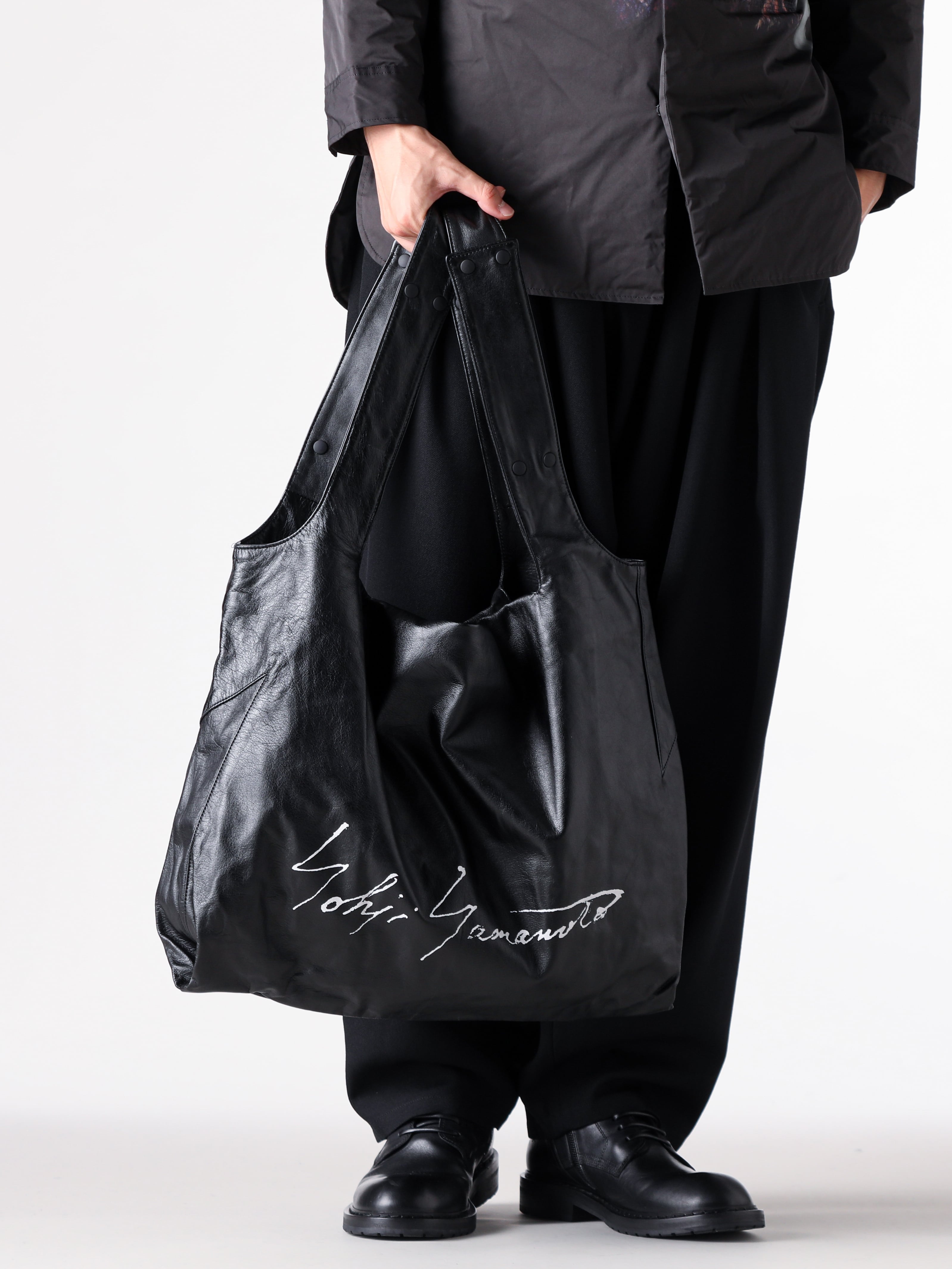 Yohji Yamamoto POUR HOMME - 25AW スタイリング - 上半身 - HL-B65-905 - Tobacco Geriatric Horizontal Line Blouse - DA-I73-770 - Dot Tote Bag 1-005