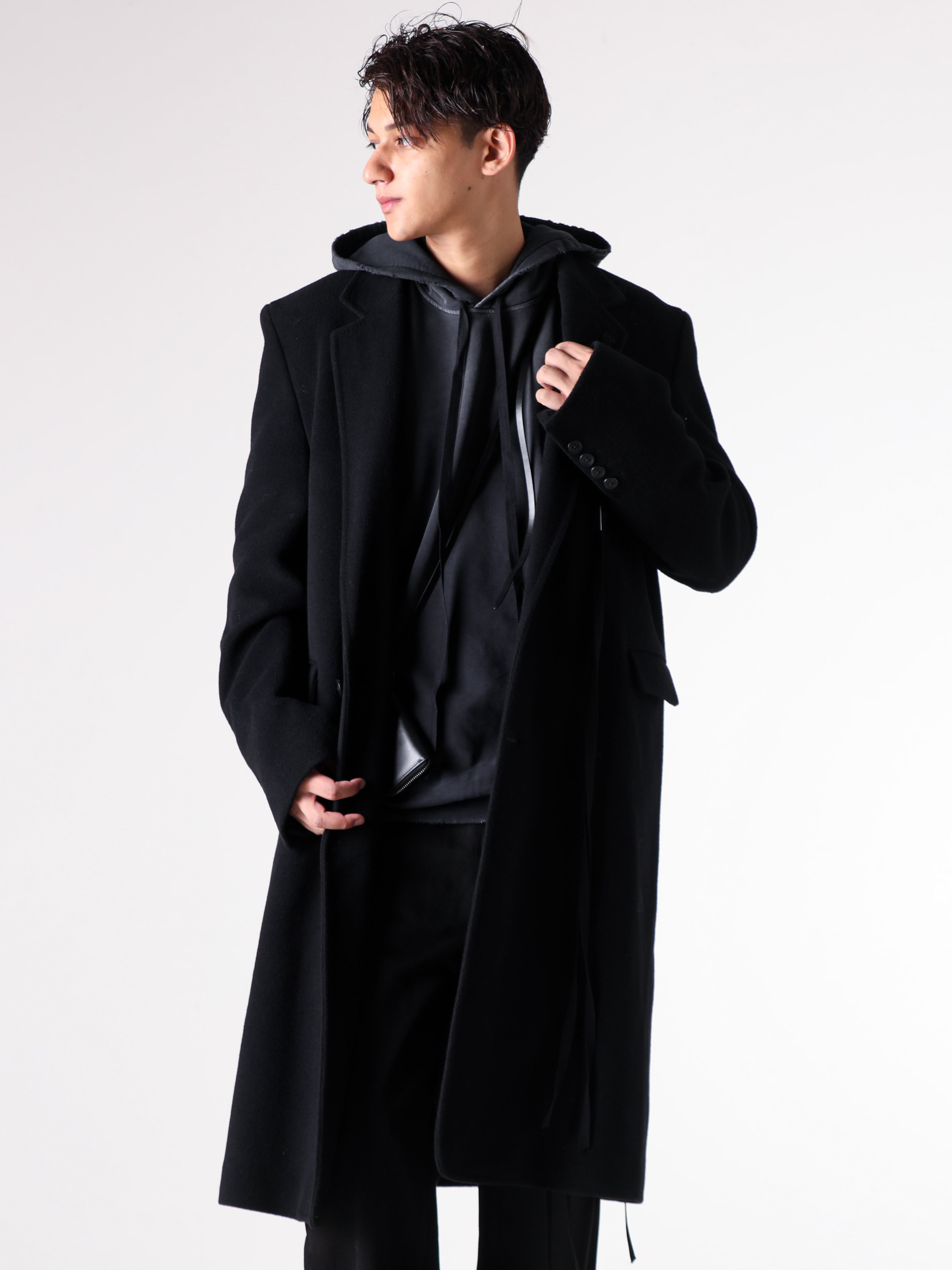 Ann Demeulemeester - 25AW スタイリング - ミニマルかつ上品なルックスのチェスターコート - digs.284-21101 - LEONARD LONG HIGH COMFORT TAILORED JACKET - 2502-M-JSW01-65-FA639-098 - OLLIE HIGH COMFORT HOODY WITH INFINITE FEATHERS PRINT - CO00-M-W05-LT128-099 - JACKY SMALL WALLET WITH DETACHABLE STRAP 1-001