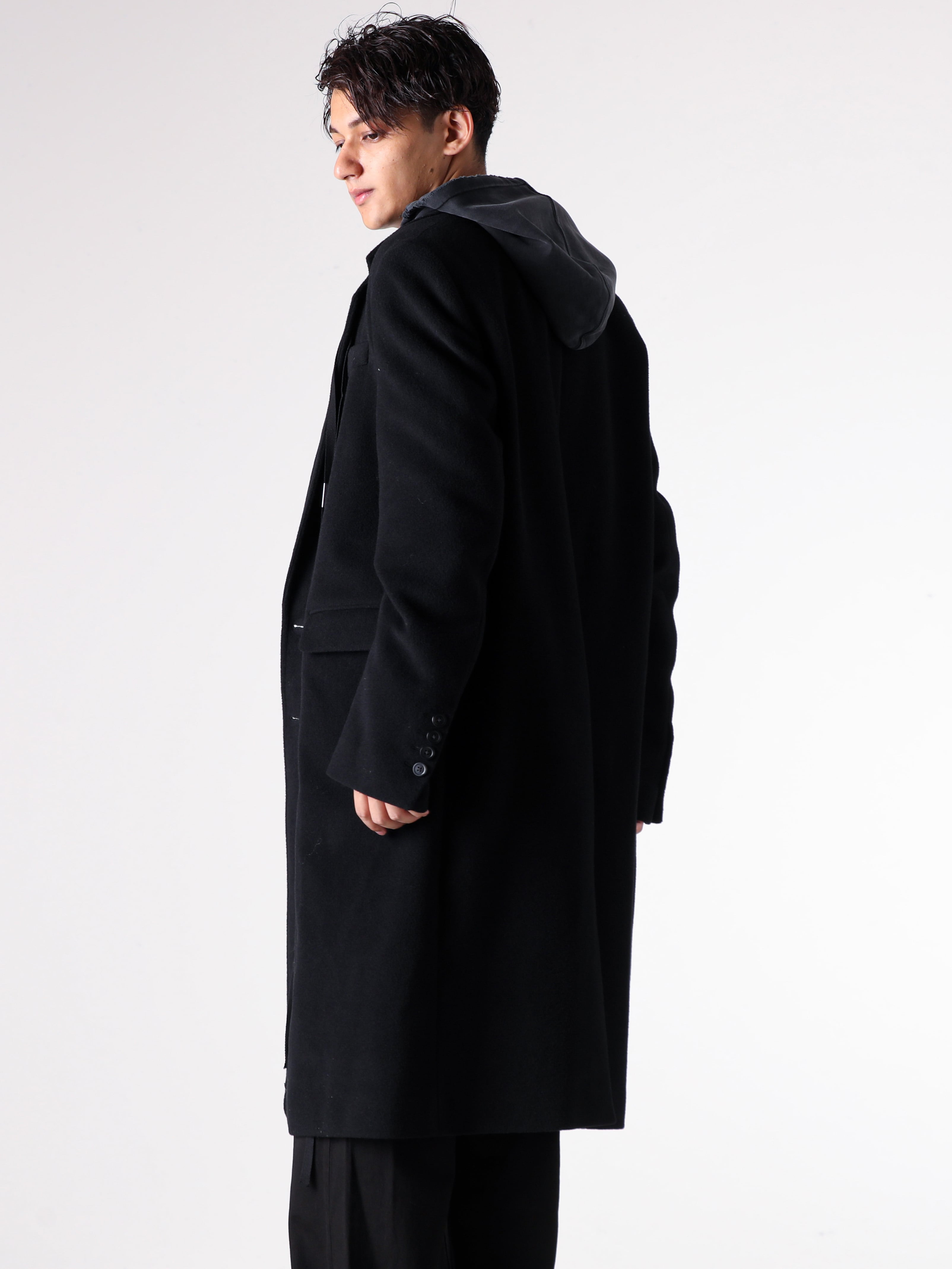 Ann Demeulemeester - 25AW スタイリング - ミニマルかつ上品なルックスのチェスターコート - digs.284-21101 - LEONARD LONG HIGH COMFORT TAILORED JACKET - 2502-M-JSW01-65-FA639-098 - OLLIE HIGH COMFORT HOODY WITH INFINITE FEATHERS PRINT - CO00-M-W05-LT128-099 - JACKY SMALL WALLET WITH DETACHABLE STRAP 1-002