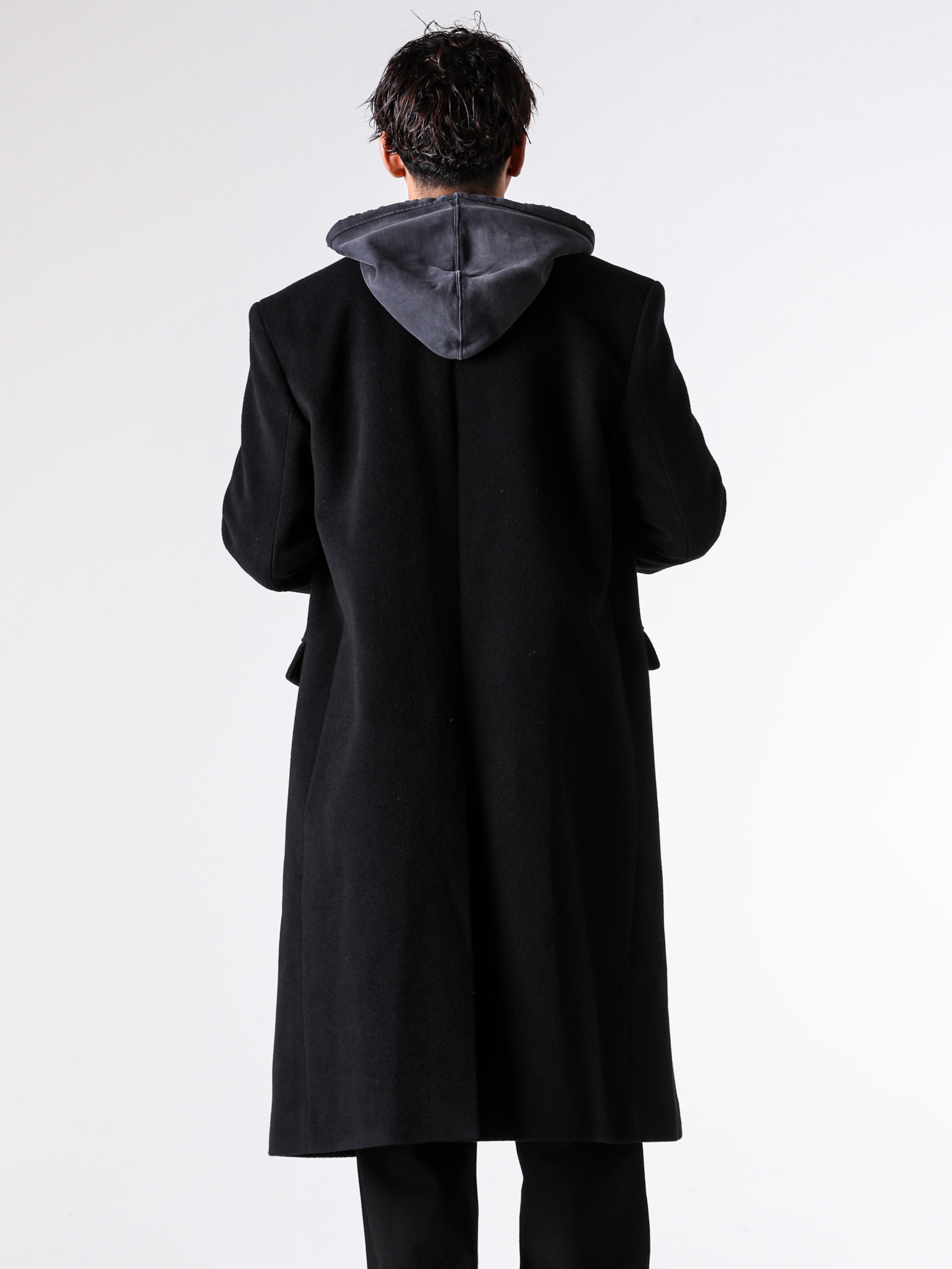 Ann Demeulemeester - 25AW スタイリング - ミニマルかつ上品なルックスのチェスターコート - digs.284-21101 - LEONARD LONG HIGH COMFORT TAILORED JACKET - 2502-M-JSW01-65-FA639-098 - OLLIE HIGH COMFORT HOODY WITH INFINITE FEATHERS PRINT - CO00-M-W05-LT128-099 - JACKY SMALL WALLET WITH DETACHABLE STRAP 1-003