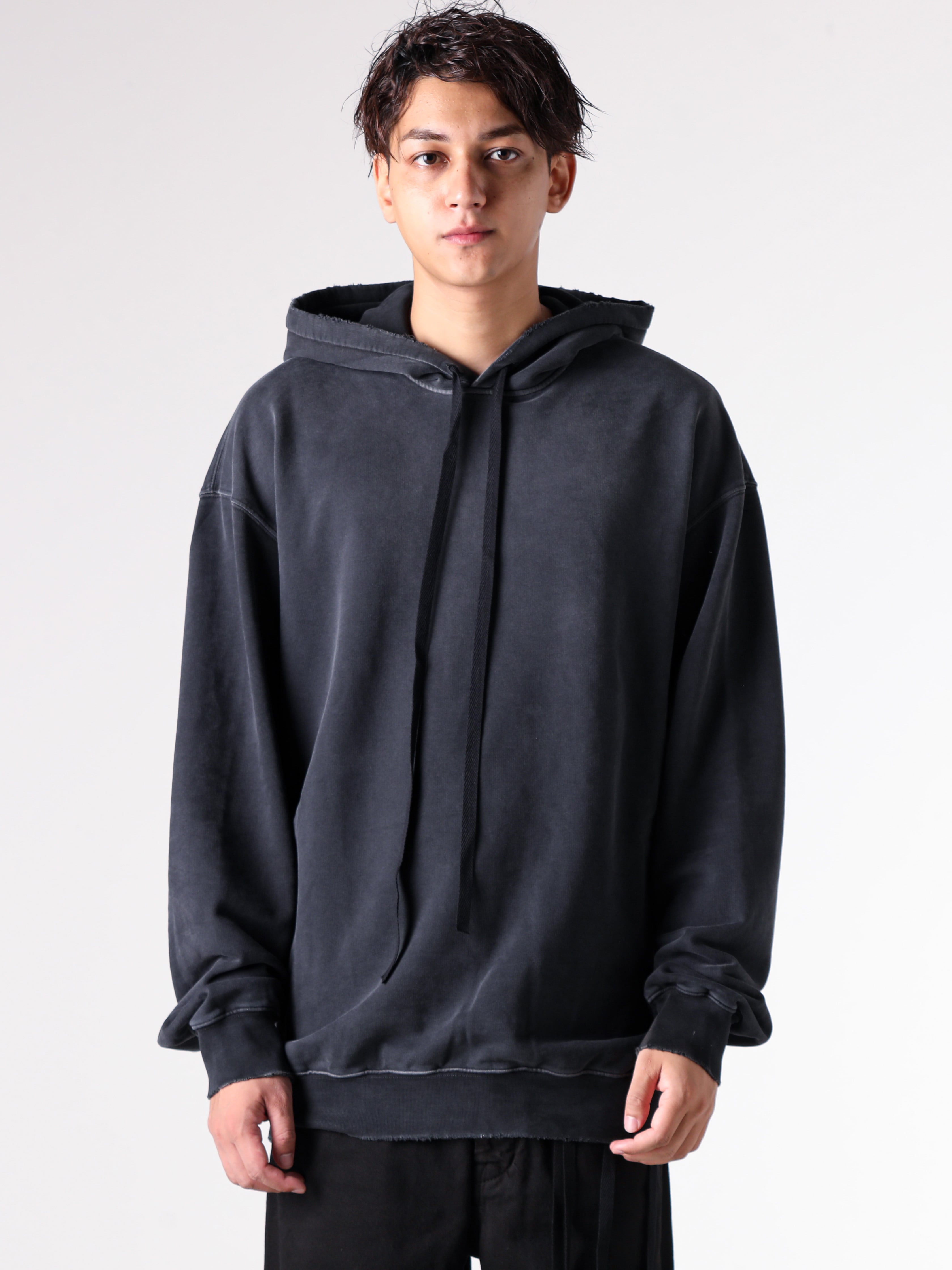 Ann Demeulemeester - 25AW スタイリング - ミニマルかつ上品なルックスのチェスターコート - digs.284-21101 - LEONARD LONG HIGH COMFORT TAILORED JACKET - 2502-M-JSW01-65-FA639-098 - OLLIE HIGH COMFORT HOODY WITH INFINITE FEATHERS PRINT - CO00-M-W05-LT128-099 - JACKY SMALL WALLET WITH DETACHABLE STRAP 1-004