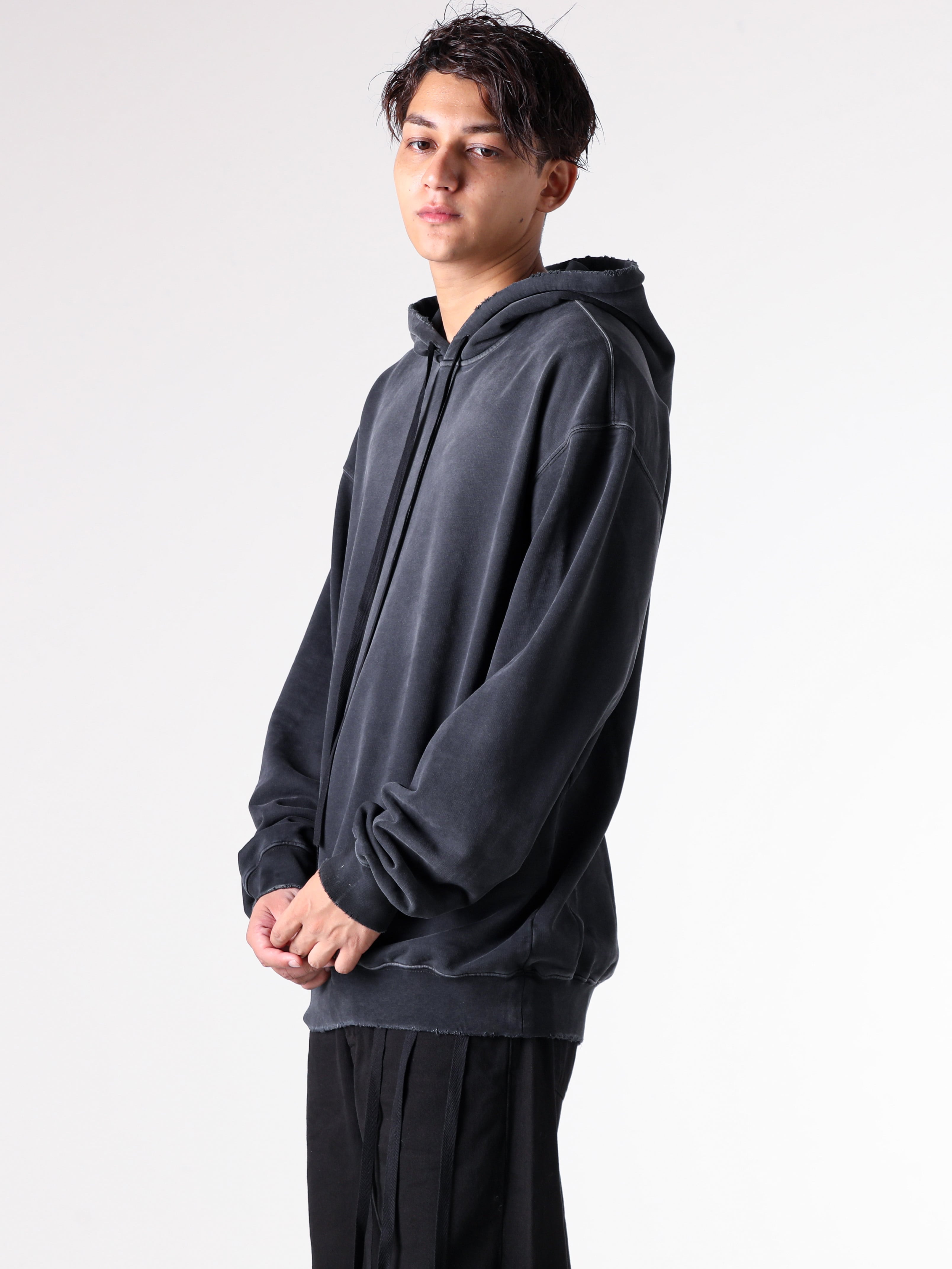 Ann Demeulemeester - 25AW スタイリング - ミニマルかつ上品なルックスのチェスターコート - digs.284-21101 - LEONARD LONG HIGH COMFORT TAILORED JACKET - 2502-M-JSW01-65-FA639-098 - OLLIE HIGH COMFORT HOODY WITH INFINITE FEATHERS PRINT - CO00-M-W05-LT128-099 - JACKY SMALL WALLET WITH DETACHABLE STRAP 1-005