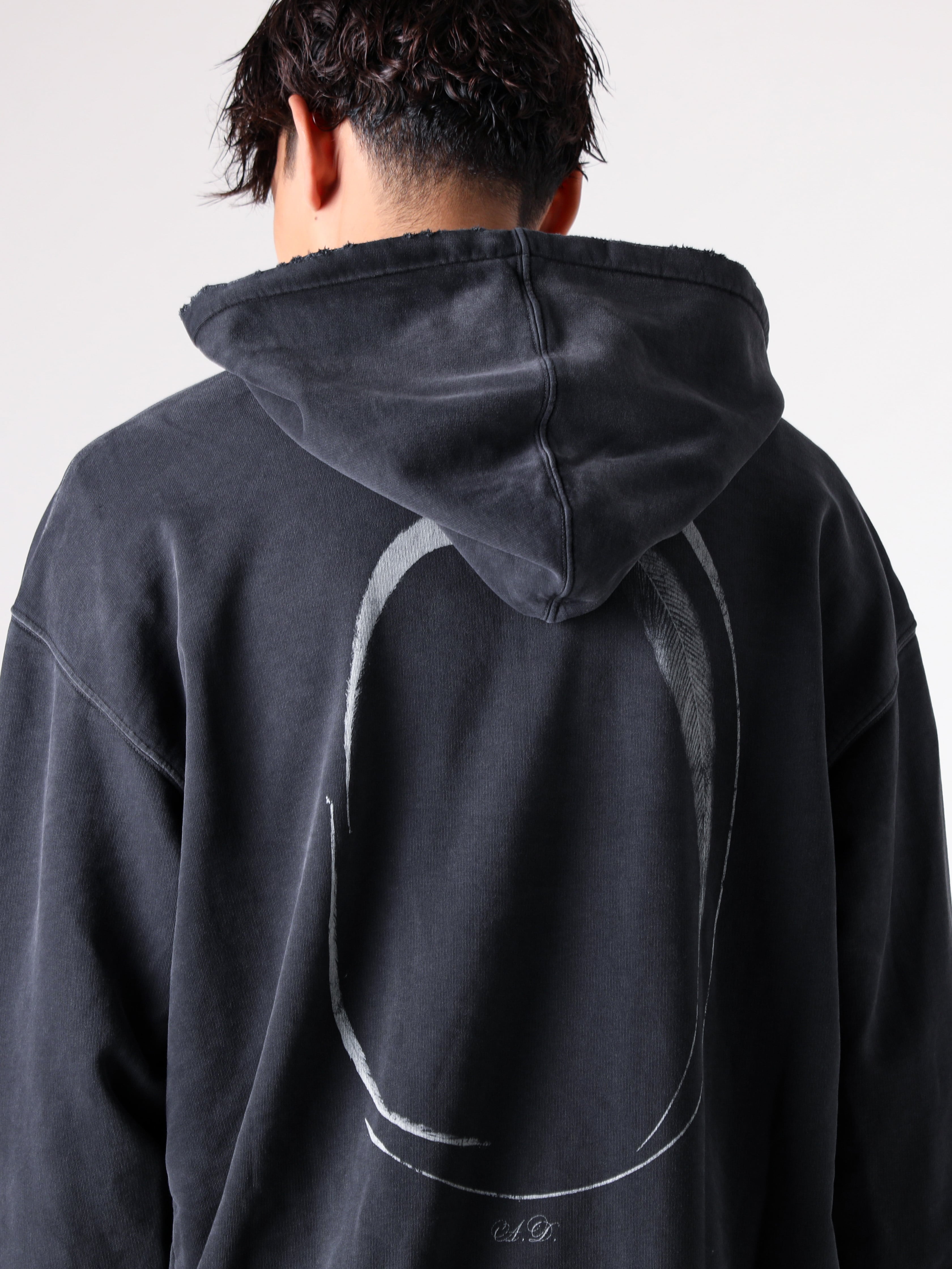 Ann Demeulemeester - 25AW スタイリング - ミニマルかつ上品なルックスのチェスターコート - digs.284-21101 - LEONARD LONG HIGH COMFORT TAILORED JACKET - 2502-M-JSW01-65-FA639-098 - OLLIE HIGH COMFORT HOODY WITH INFINITE FEATHERS PRINT - CO00-M-W05-LT128-099 - JACKY SMALL WALLET WITH DETACHABLE STRAP 1-006