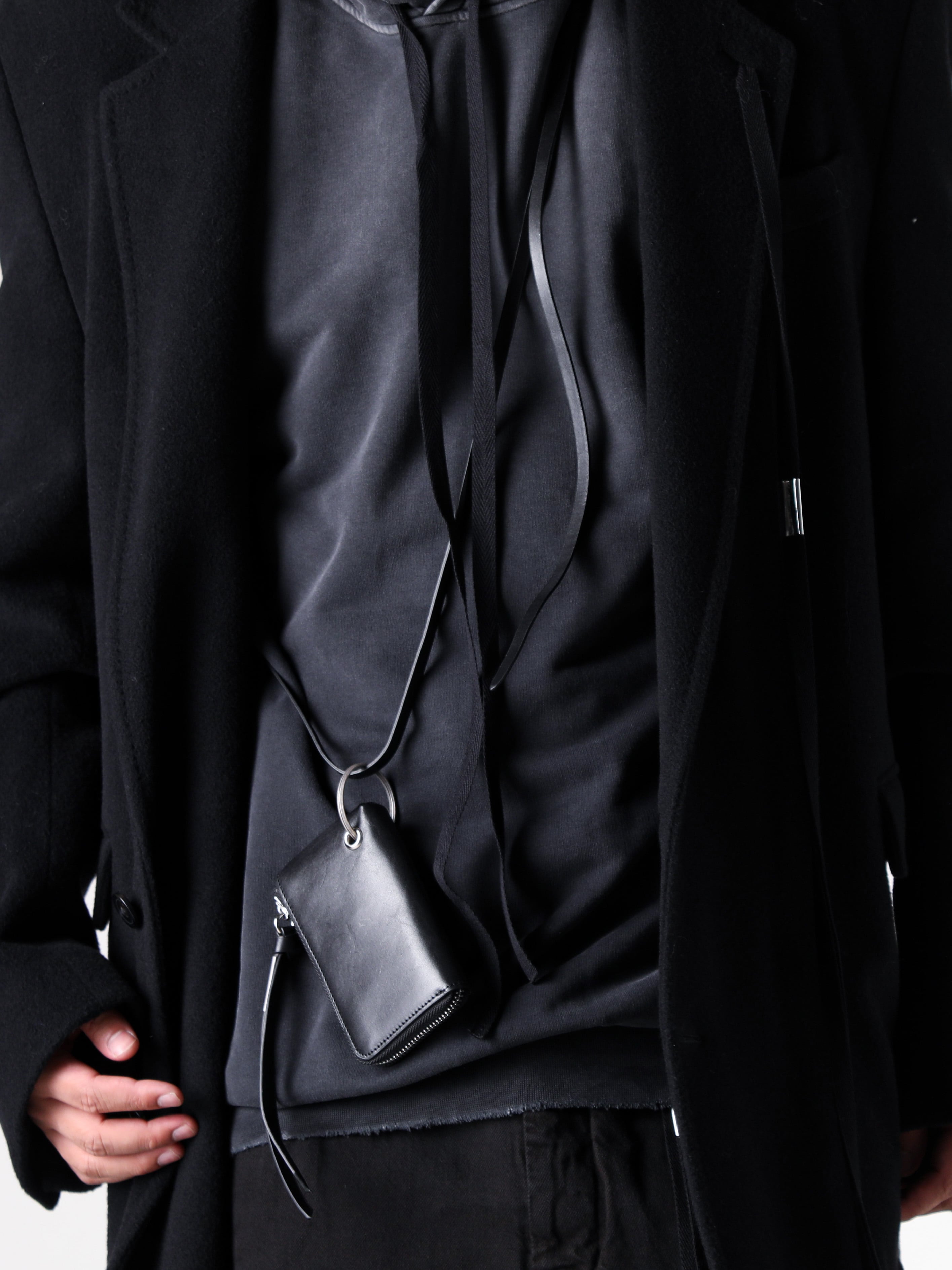 Ann Demeulemeester - 25AW スタイリング - ミニマルかつ上品なルックスのチェスターコート - digs.284-21101 - LEONARD LONG HIGH COMFORT TAILORED JACKET - 2502-M-JSW01-65-FA639-098 - OLLIE HIGH COMFORT HOODY WITH INFINITE FEATHERS PRINT - CO00-M-W05-LT128-099 - JACKY SMALL WALLET WITH DETACHABLE STRAP 1-008