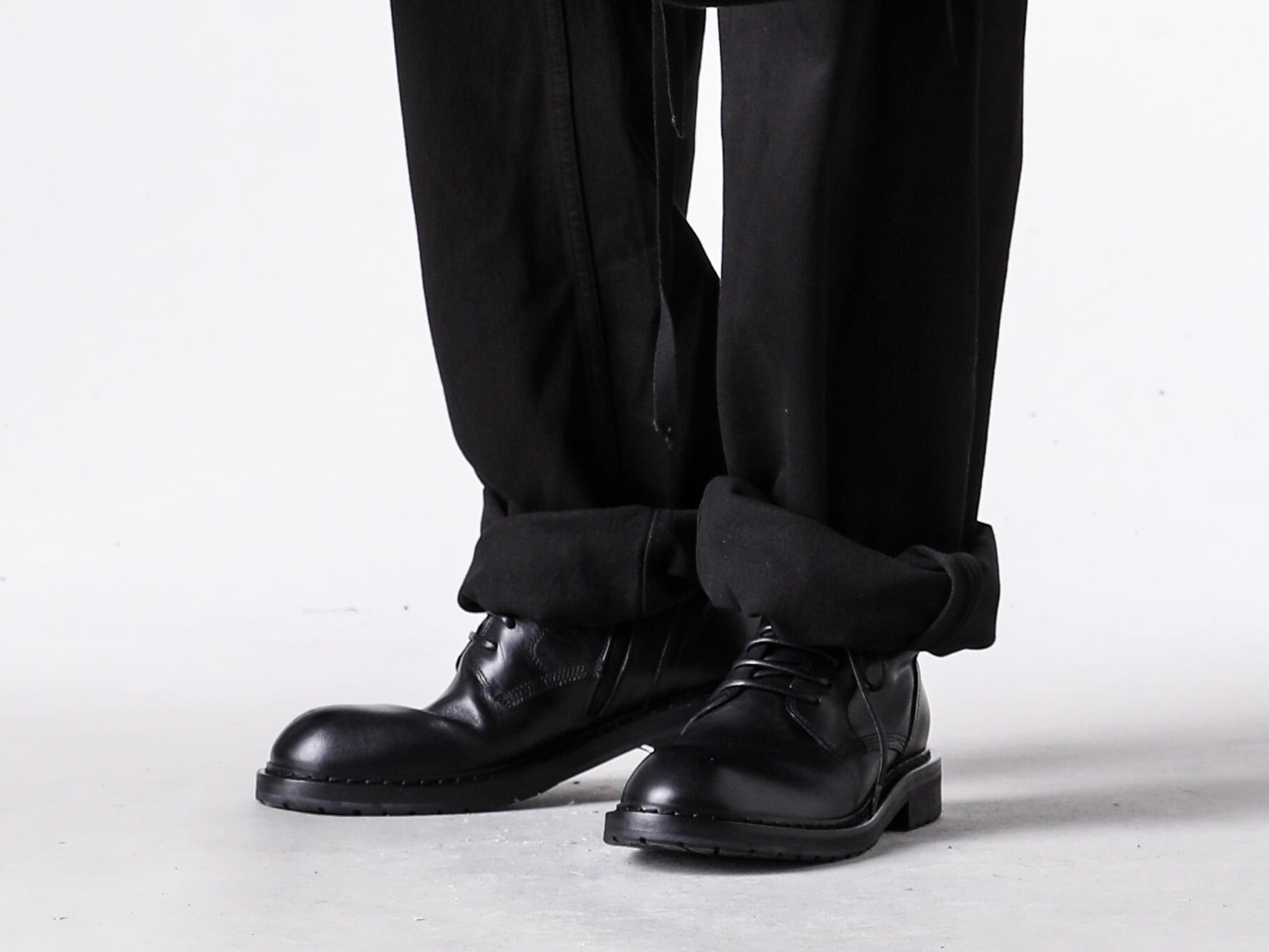 Ann Demeulemeester - 25AW  - ストレートシルエットでワイドカットデザインを採用したトラウザーズ - digs.284-21501 - RONALD 5-POCKETS COMFORT TROUSERS - C000MC01 - Danny Ankle Boots 2-004