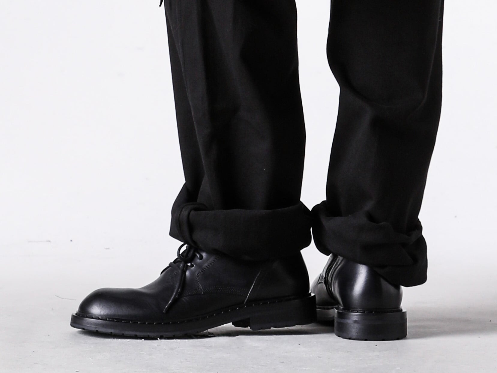 Ann Demeulemeester - 25AW  - ストレートシルエットでワイドカットデザインを採用したトラウザーズ - digs.284-21501 - RONALD 5-POCKETS COMFORT TROUSERS - C000MC01 - Danny Ankle Boots 2-005