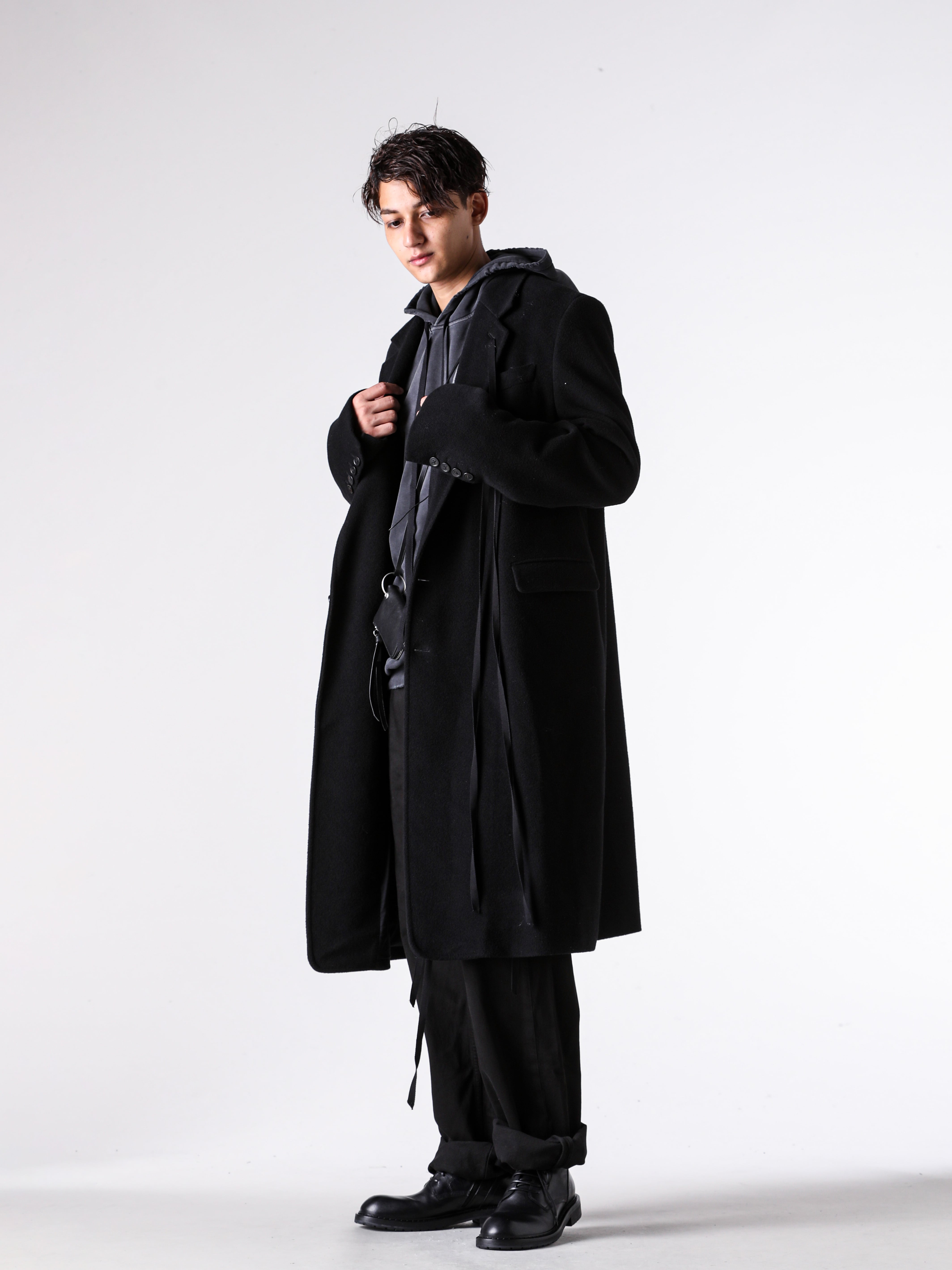Ann Demeulemeester - 25AW - コーディネート全体の写真一覧 - digs.284-21101 - LEONARD LONG HIGH COMFORT TAILORED JACKET - 2502-M-JSW01-65-FA639-098 - OLLIE HIGH COMFORT HOODY WITH INFINITE FEATHERS PRINT - digs.284-21501 - RONALD 5-POCKETS COMFORT TROUSERS - C000MC01 - Danny Ankle Boots - CO00-M-W05-LT128-099 - JACKY SMALL WALLET WITH DETACHABLE STRAP 3-002