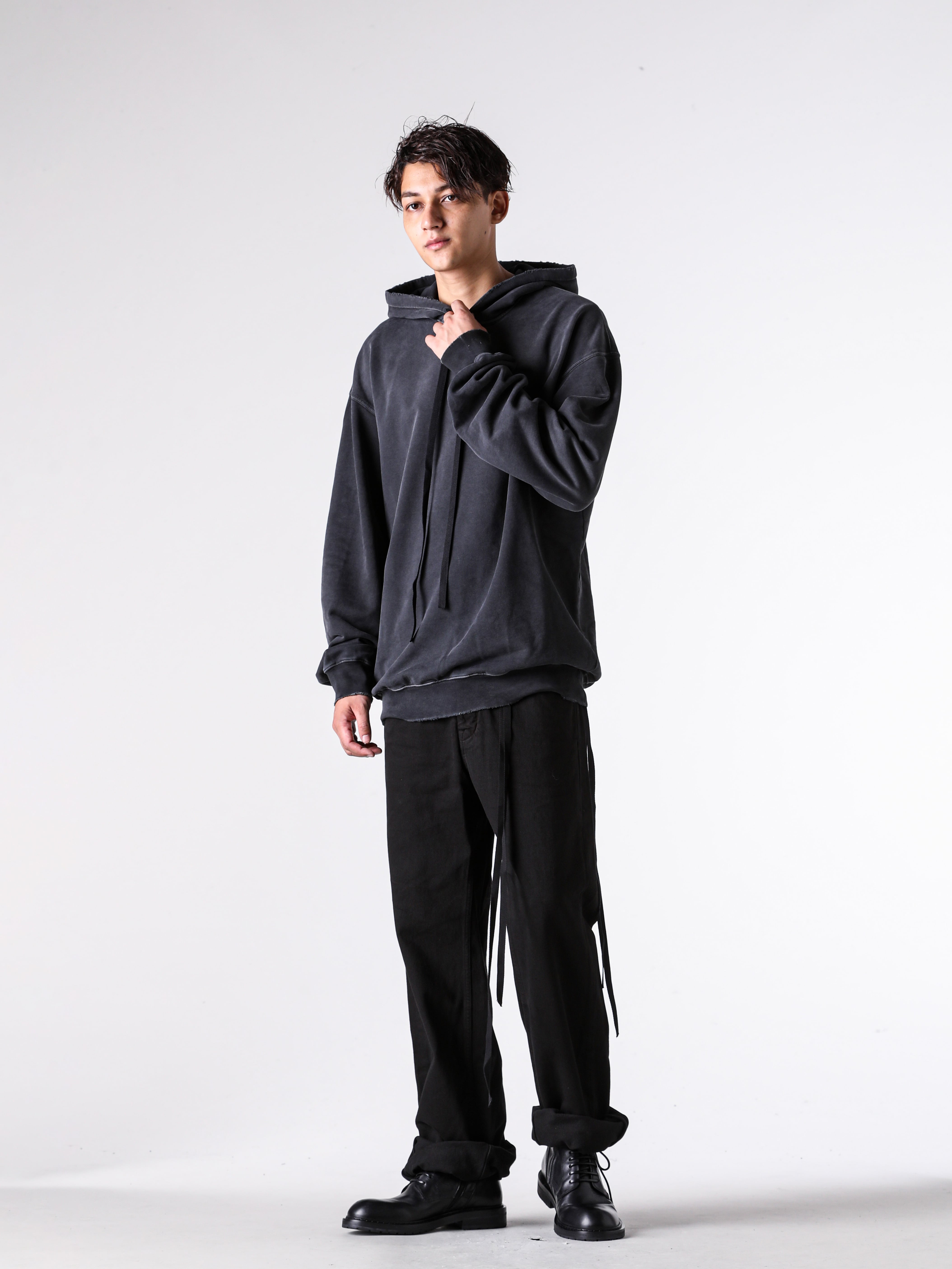 Ann Demeulemeester - 25AW - コーディネート全体の写真一覧 - digs.284-21101 - LEONARD LONG HIGH COMFORT TAILORED JACKET - 2502-M-JSW01-65-FA639-098 - OLLIE HIGH COMFORT HOODY WITH INFINITE FEATHERS PRINT - digs.284-21501 - RONALD 5-POCKETS COMFORT TROUSERS - C000MC01 - Danny Ankle Boots - CO00-M-W05-LT128-099 - JACKY SMALL WALLET WITH DETACHABLE STRAP 3-004