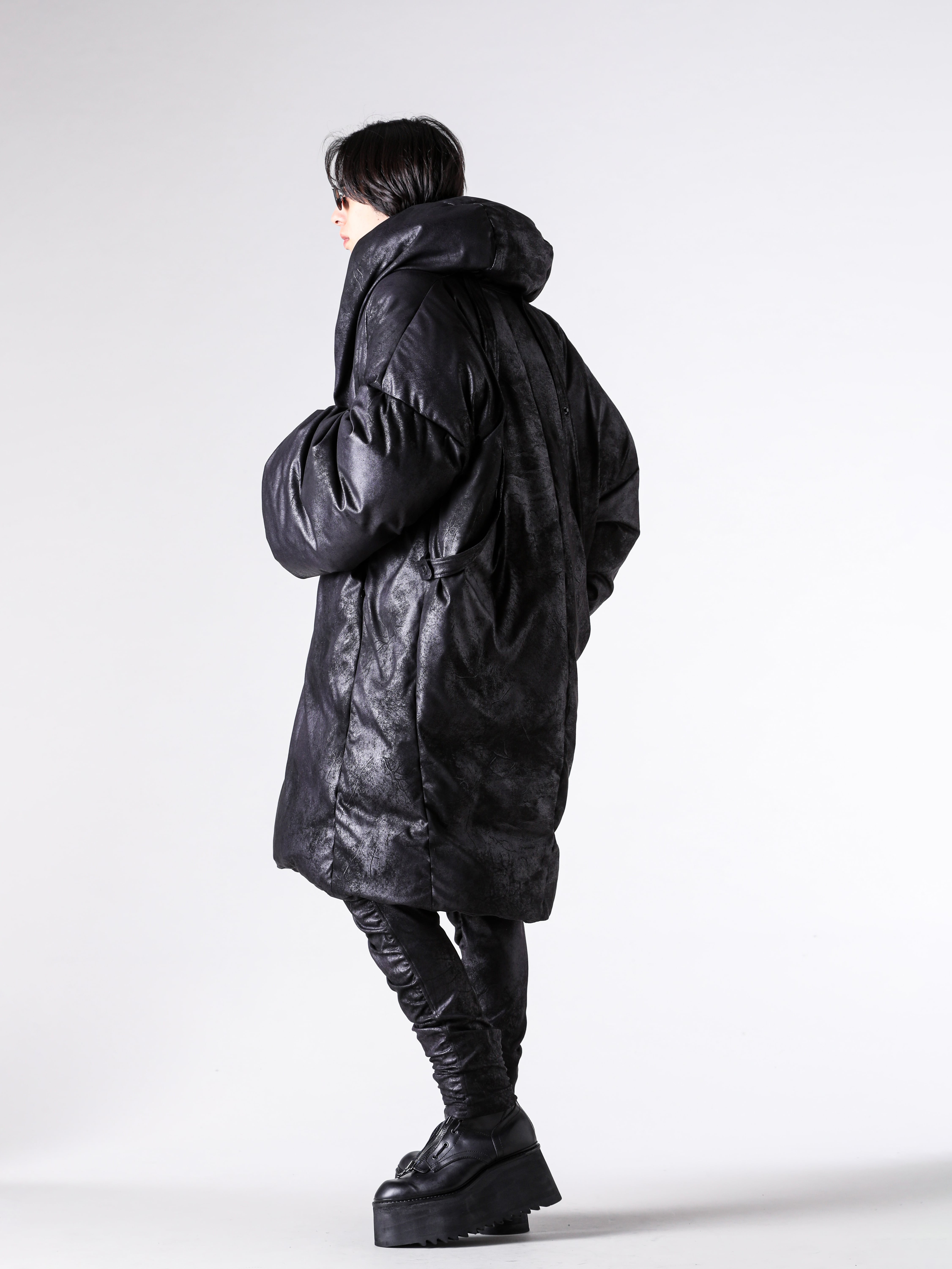 Justin Gall - 25AW - Coordination Looks - JGALL_RAWTAW25-02 - ABOMINABLE MAX PUFF PARKA - JGALL_RAWTAW25-28 - Layered Tar Waist Tee Brushed Slub Cotton - JGALL_RAWTAW25-25B - Slim Recoil Trouser Vegan Grunge - JGALL_RAWTAW25-42 - Titanium Layered Sphere Shades Cvb - 917FWM3 - COW SKIN BOOTS 3-002