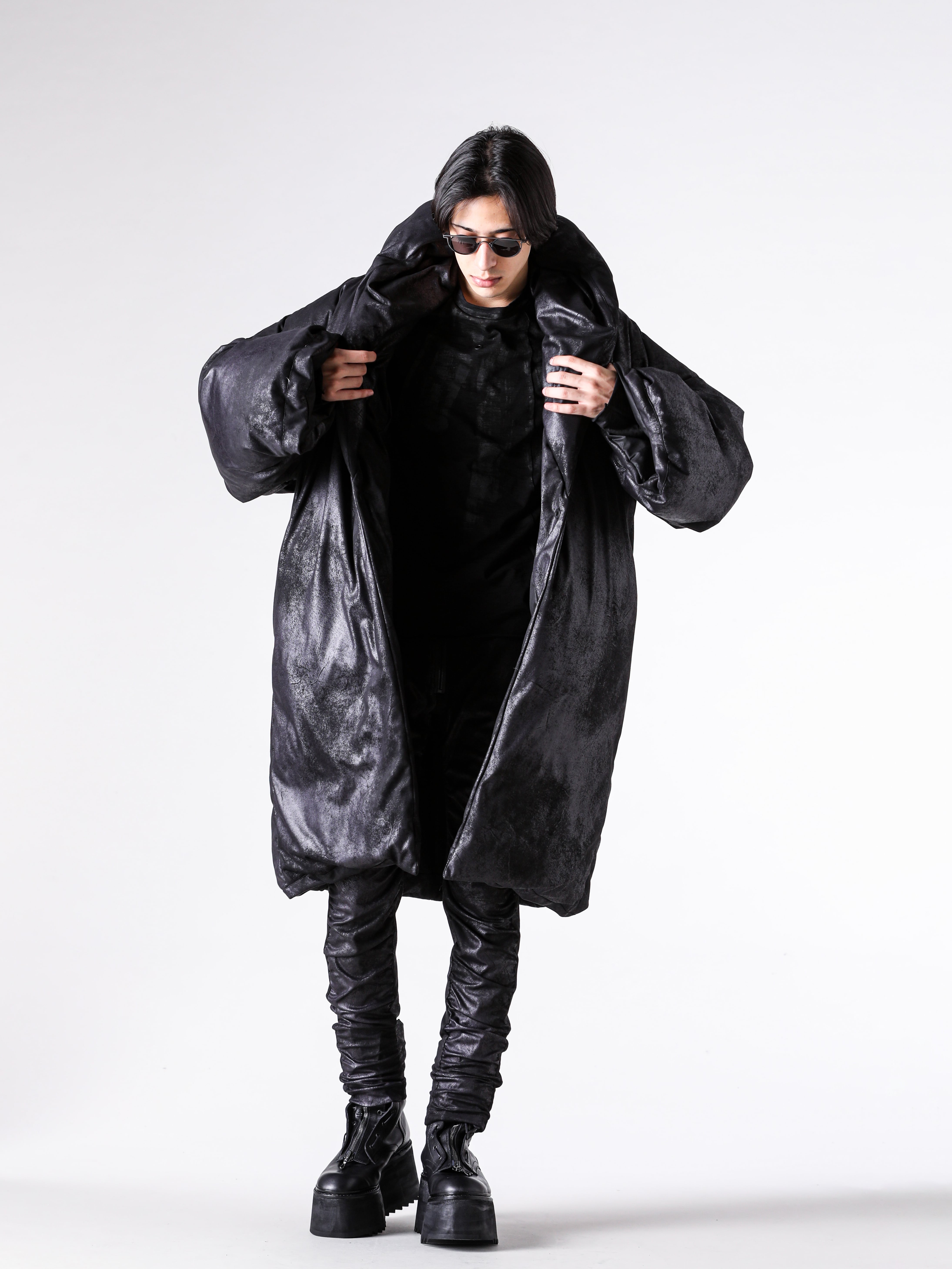 Justin Gall - 25AW - Coordination Looks - JGALL_RAWTAW25-02 - ABOMINABLE MAX PUFF PARKA - JGALL_RAWTAW25-28 - Layered Tar Waist Tee Brushed Slub Cotton - JGALL_RAWTAW25-25B - Slim Recoil Trouser Vegan Grunge - JGALL_RAWTAW25-42 - Titanium Layered Sphere Shades Cvb - 917FWM3 - COW SKIN BOOTS 3-004