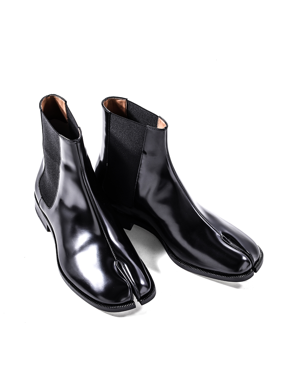 setup - 25-26AW - 全体の印象を決定づける「ブーツ」厳選5選 - 3. MAISON MARGIELA / Tabi Chelsea Boots (Black) / S57WU0150 5-008