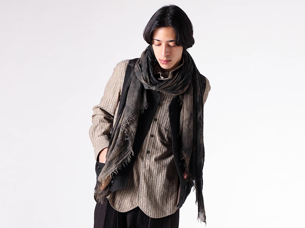 ZIGGY CHEN(ジギーチェン) - 25-26AW - 上半身 - Double-Breasted Vest (0M2530107) - High Collar Jacquard Stripe Shirt (0M2530722) - Digital Print Scarf (0M2535019) 1-001