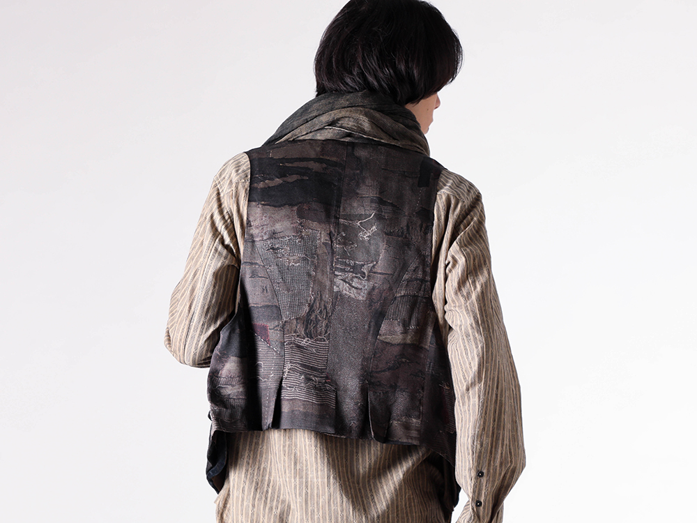ZIGGY CHEN(ジギーチェン) - 25-26AW - 上半身 - Double-Breasted Vest (0M2530107) - High Collar Jacquard Stripe Shirt (0M2530722) - Digital Print Scarf (0M2535019) 1-003
