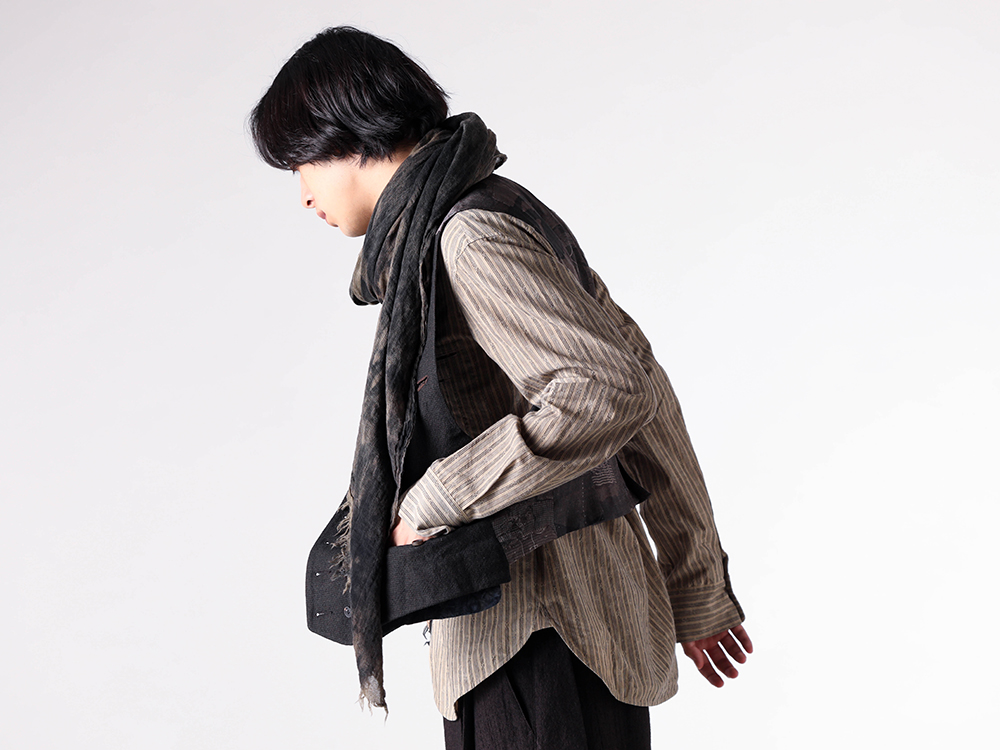 ZIGGY CHEN(ジギーチェン) - 25-26AW - 上半身 - Double-Breasted Vest (0M2530107) - High Collar Jacquard Stripe Shirt (0M2530722) - Digital Print Scarf (0M2535019) 1-004
