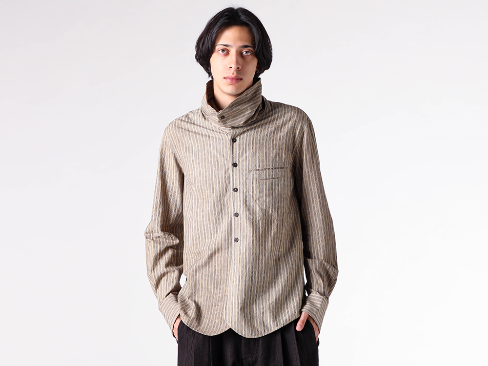 ZIGGY CHEN(ジギーチェン) - 25-26AW - 上半身 - Double-Breasted Vest (0M2530107) - High Collar Jacquard Stripe Shirt (0M2530722) - Digital Print Scarf (0M2535019) 1-006