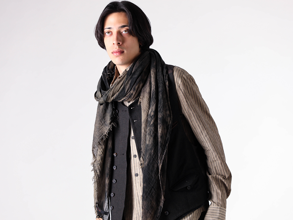 ZIGGY CHEN(ジギーチェン) - 25-26AW - 上半身 - Double-Breasted Vest (0M2530107) - High Collar Jacquard Stripe Shirt (0M2530722) - Digital Print Scarf (0M2535019) 1-008