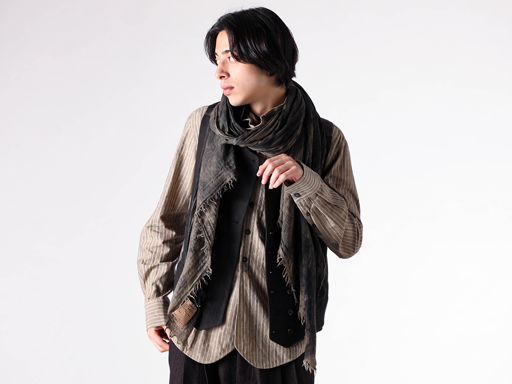 ZIGGY CHEN(ジギーチェン) - 25-26AW - 上半身 - Double-Breasted Vest (0M2530107) - High Collar Jacquard Stripe Shirt (0M2530722) - Digital Print Scarf (0M2535019) 1-009