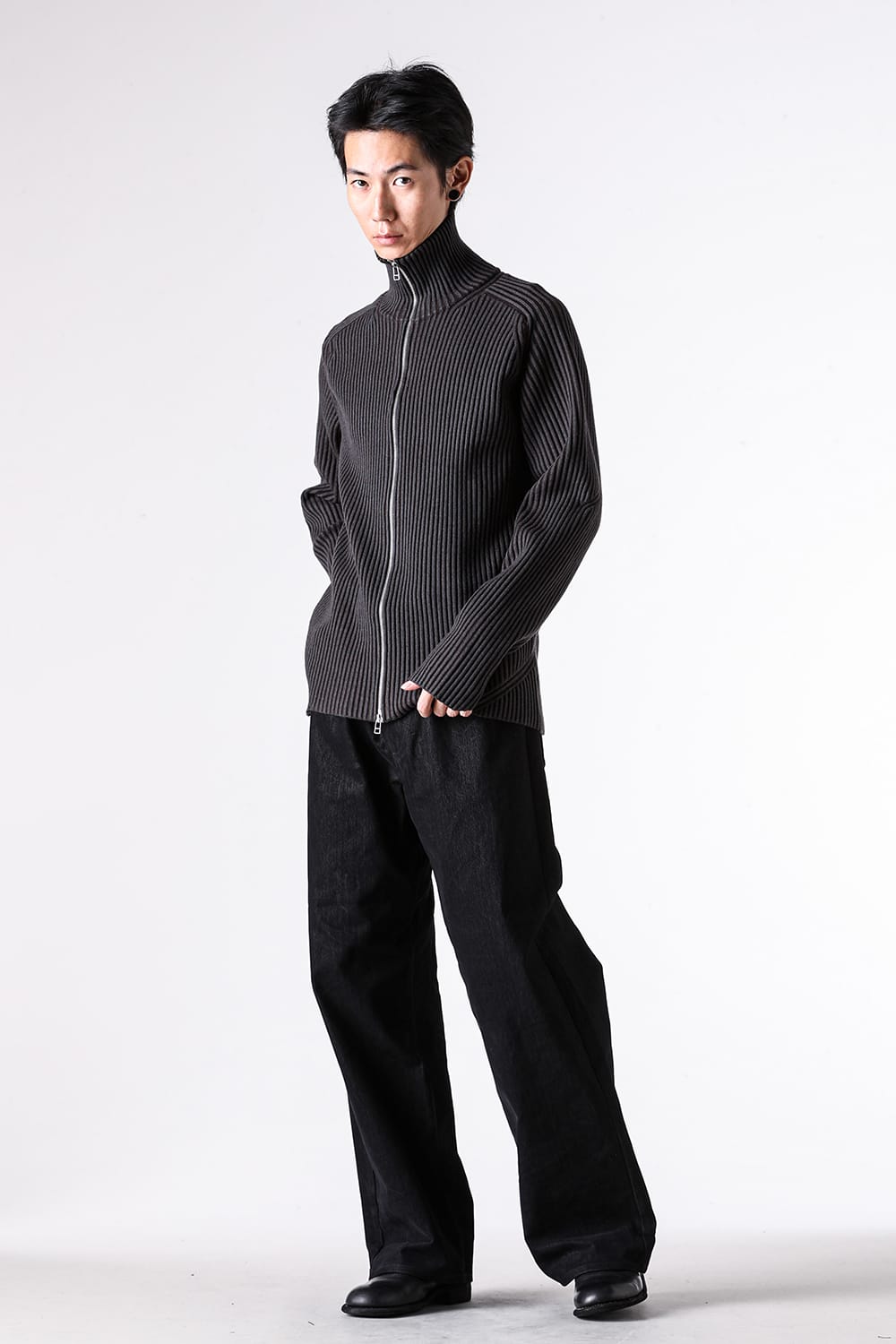 ニット特集 - 25-26AW - Omar Afridi | しっとりと柔らかい肌触り。編み地の変化で魅せるドライバーズニット - ARTICULATED DRIVERS KNIT SWEATER / OA-AW25-KNT-104-02 10-001