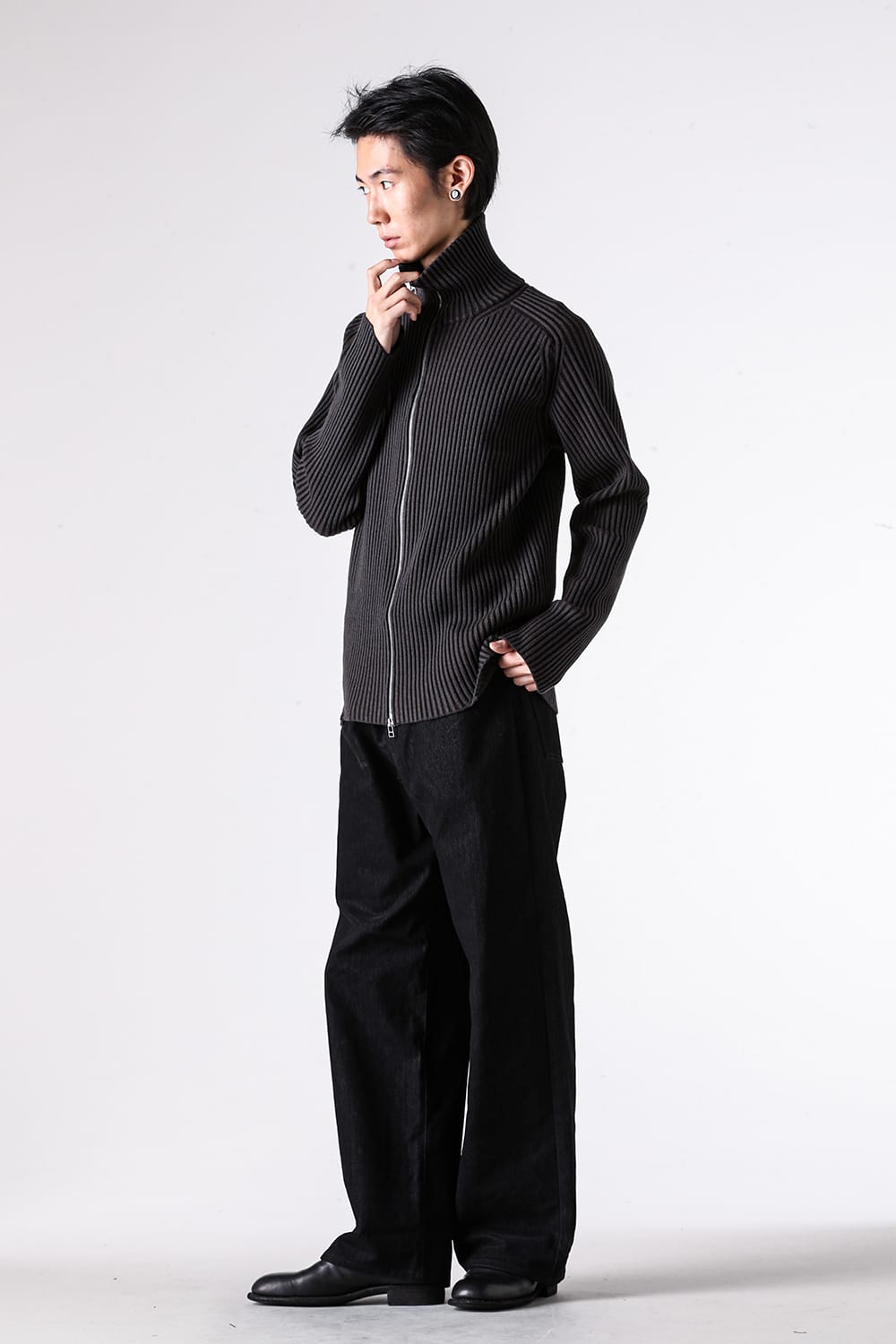 ニット特集 - 25-26AW - Omar Afridi | しっとりと柔らかい肌触り。編み地の変化で魅せるドライバーズニット - ARTICULATED DRIVERS KNIT SWEATER / OA-AW25-KNT-104-02 10-002