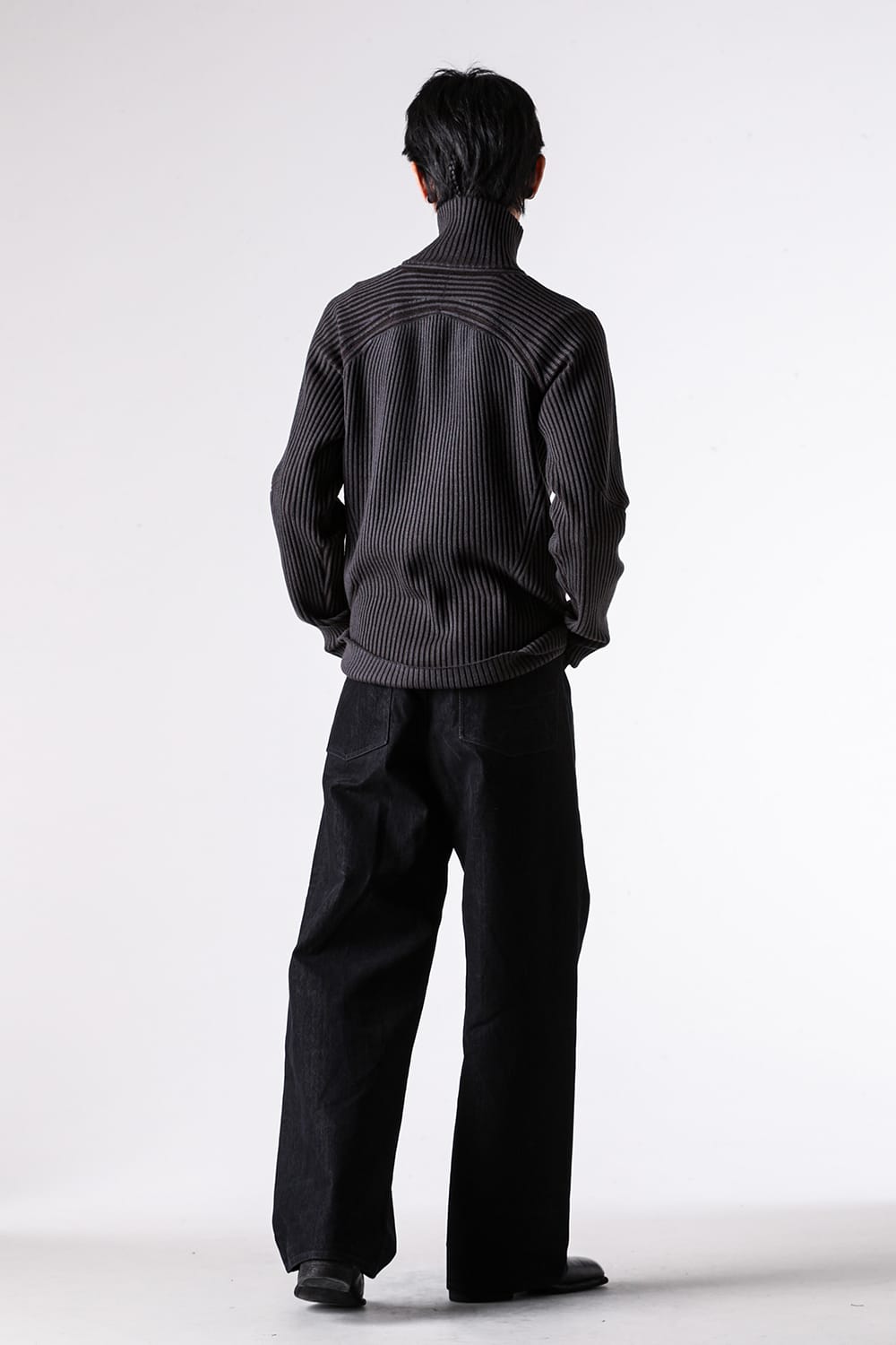 ニット特集 - 25-26AW - Omar Afridi | しっとりと柔らかい肌触り。編み地の変化で魅せるドライバーズニット - ARTICULATED DRIVERS KNIT SWEATER / OA-AW25-KNT-104-02 10-003