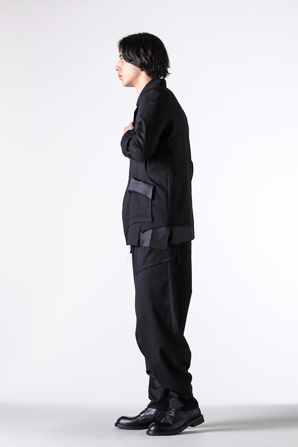 Jackets - 25-26AW - Selecting by Detail and Fabric: Tailored Jackets Embodying Brand Philosophy - sulvam | Elegance and Playfulness: Asymmetric Design Featuring Black Layering of Different Materials 1-0017