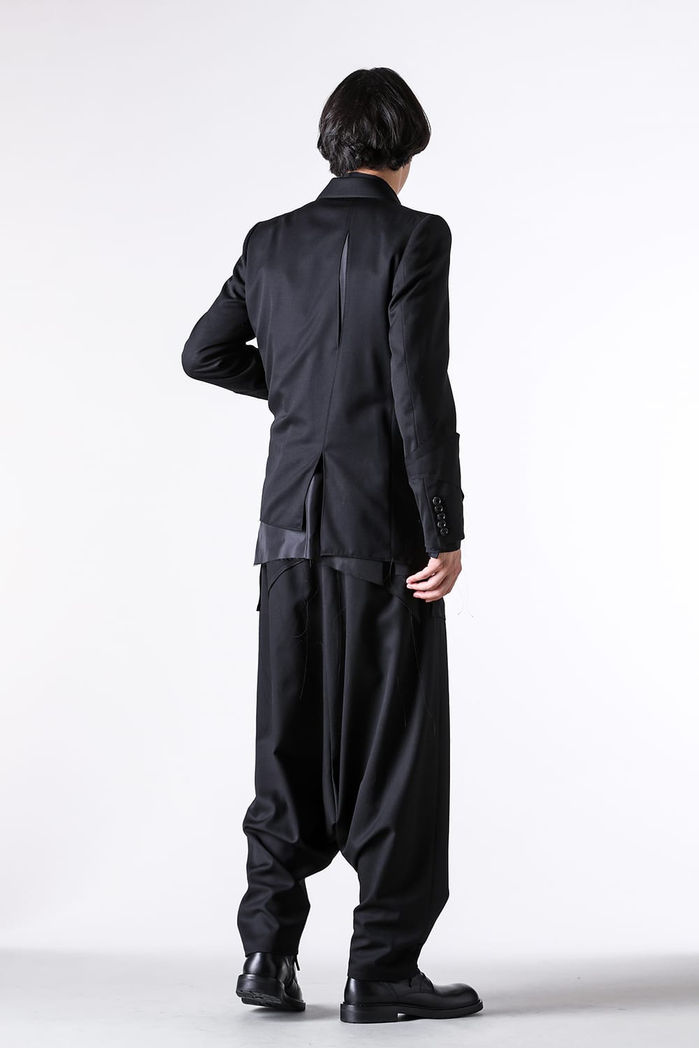 Jackets - 25-26AW - Selecting by Detail and Fabric: Tailored Jackets Embodying Brand Philosophy - sulvam | Elegance and Playfulness: Asymmetric Design Featuring Black Layering of Different Materials 1-0018