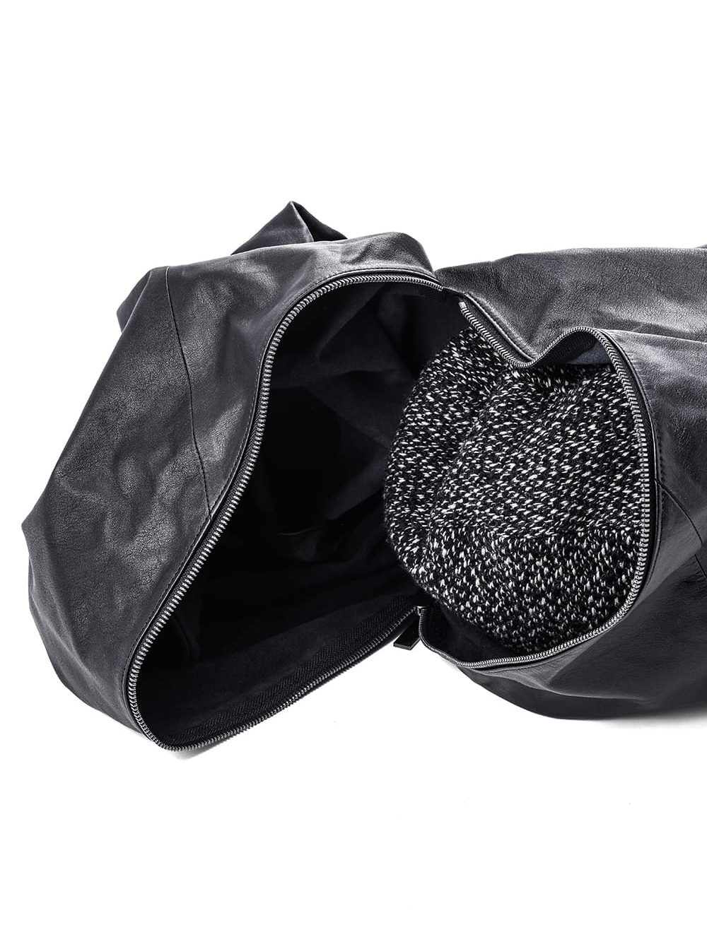 discord YohjiYamamoto (ディスコード ヨウジヤマモト) - レザーバッグ - 世界観を体現する、おすすめレザーバッグ5選 - Draped Zipper Bag (Black) / DL-I32-832 3-003