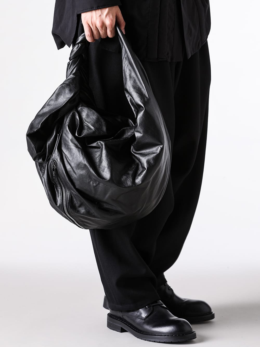 discord YohjiYamamoto (ディスコード ヨウジヤマモト) - レザーバッグ - 世界観を体現する、おすすめレザーバッグ5選 - Draped Zipper Bag (Black) / DL-I32-832 3-004