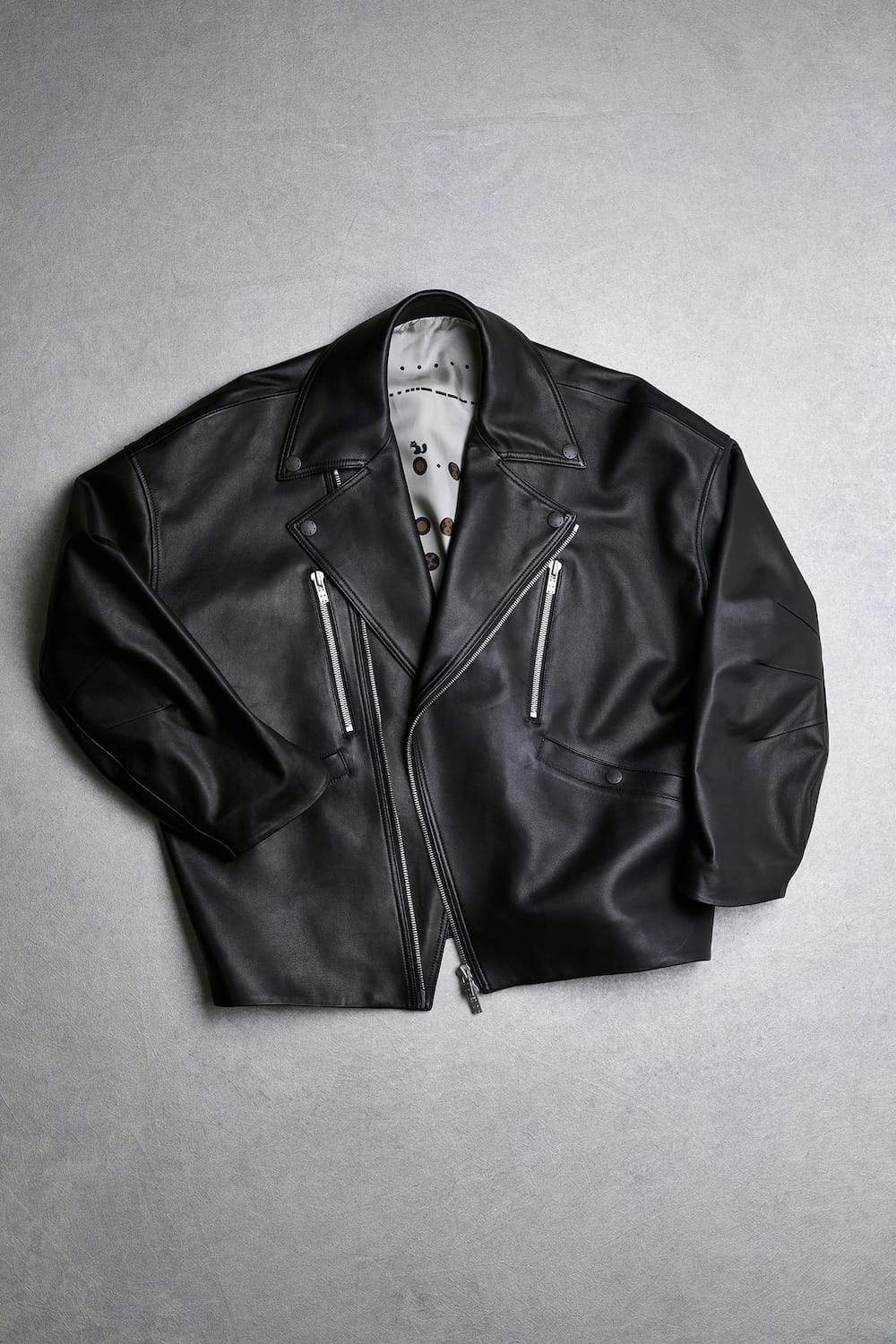 入荷情報]DEVOA 26SSより、レザージャケット、バッグ、スニーカーなど